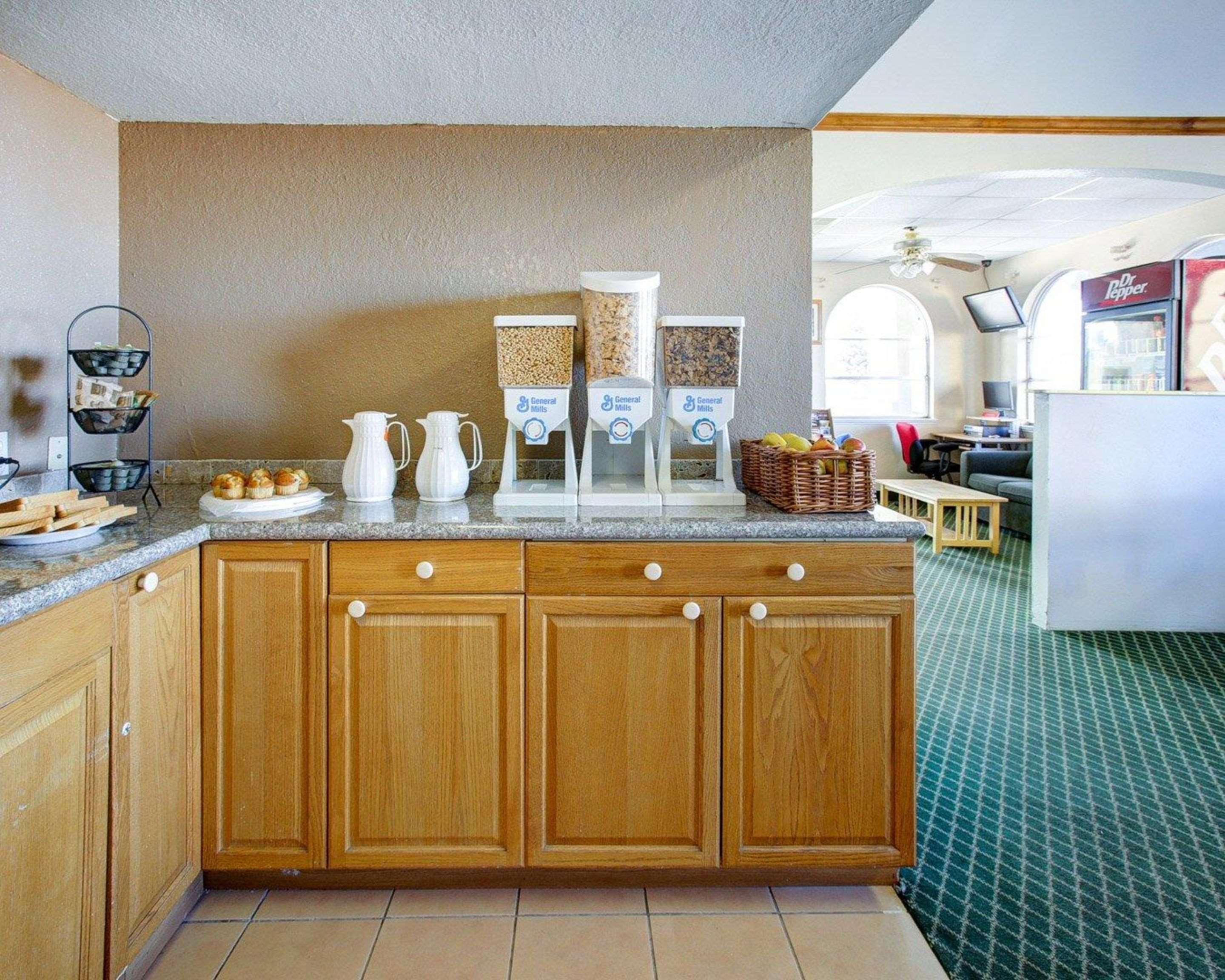 Breakfast bar | Econo Lodge Temple