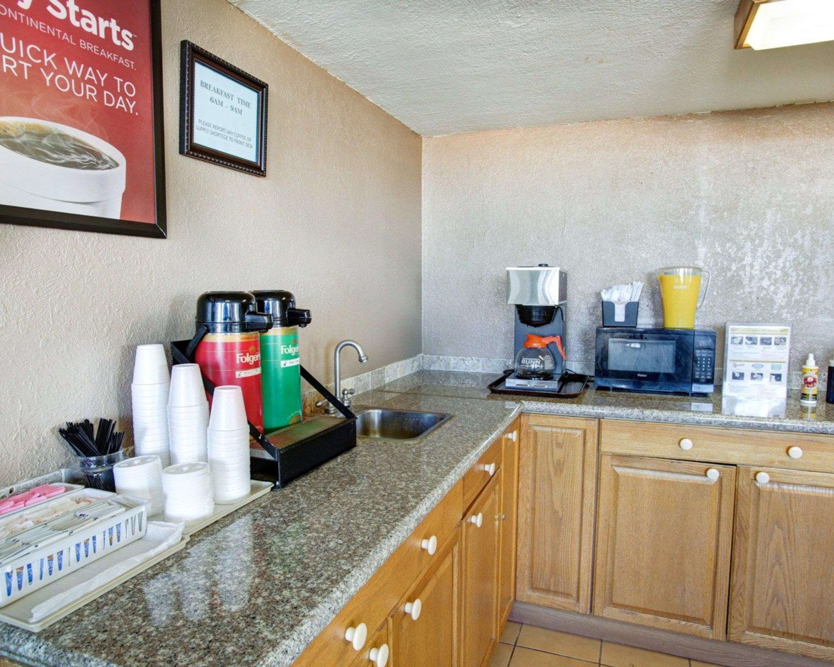 Breakfast counter | Econo Lodge Temple