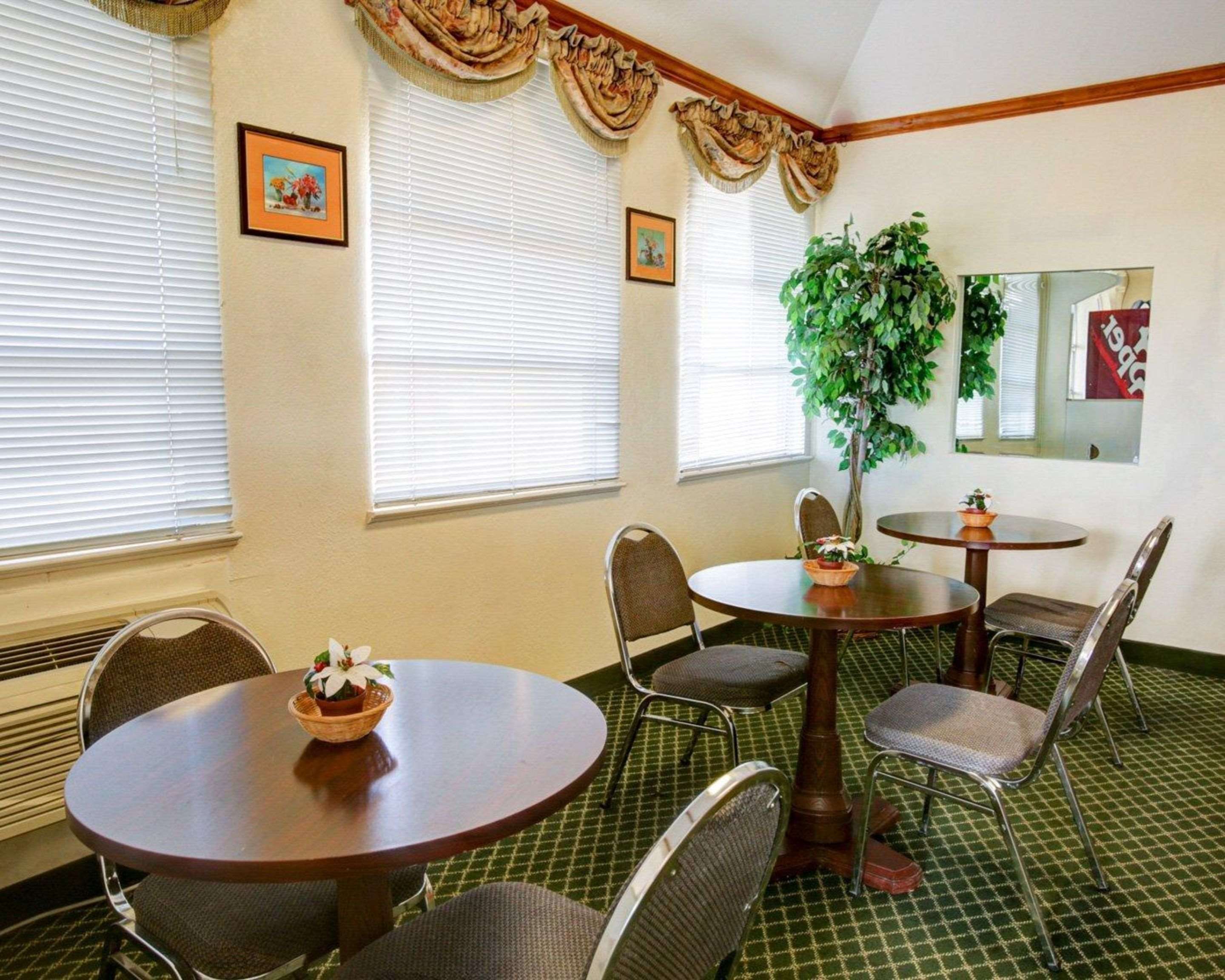 Breakfast room | Econo Lodge Temple