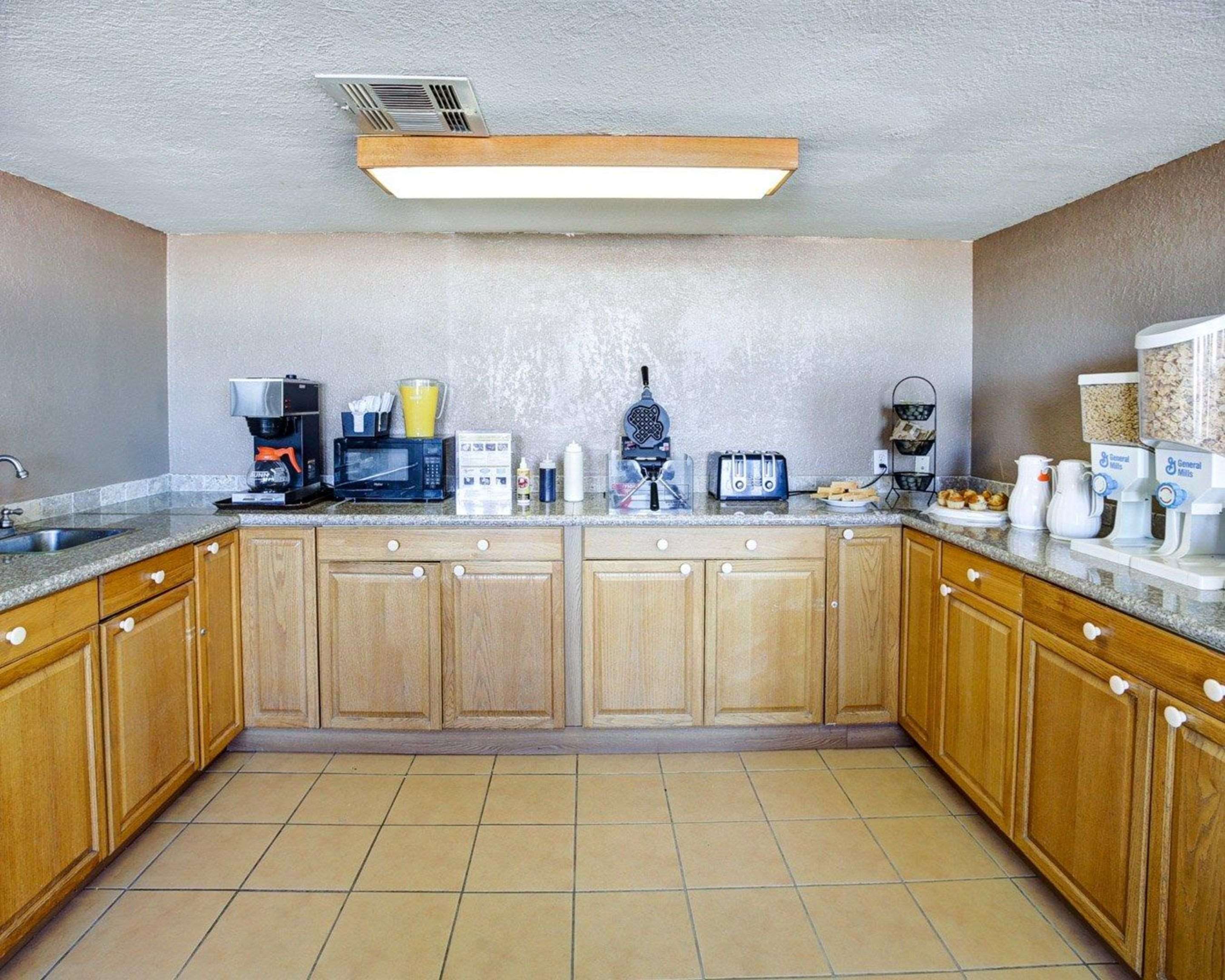 Breakfast area | Econo Lodge Temple