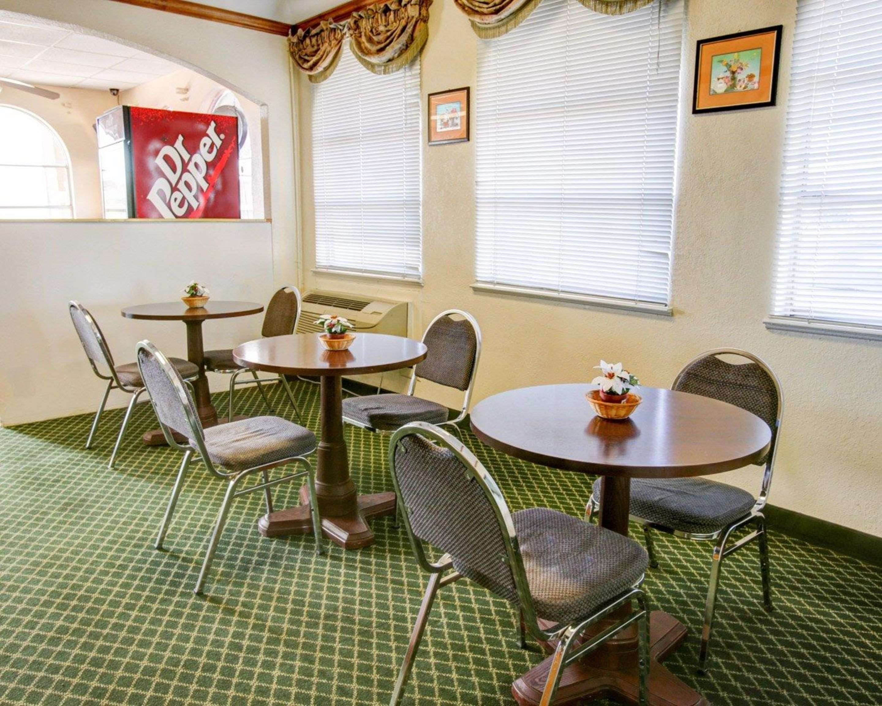 Breakfast area in the lobby | Econo Lodge Temple