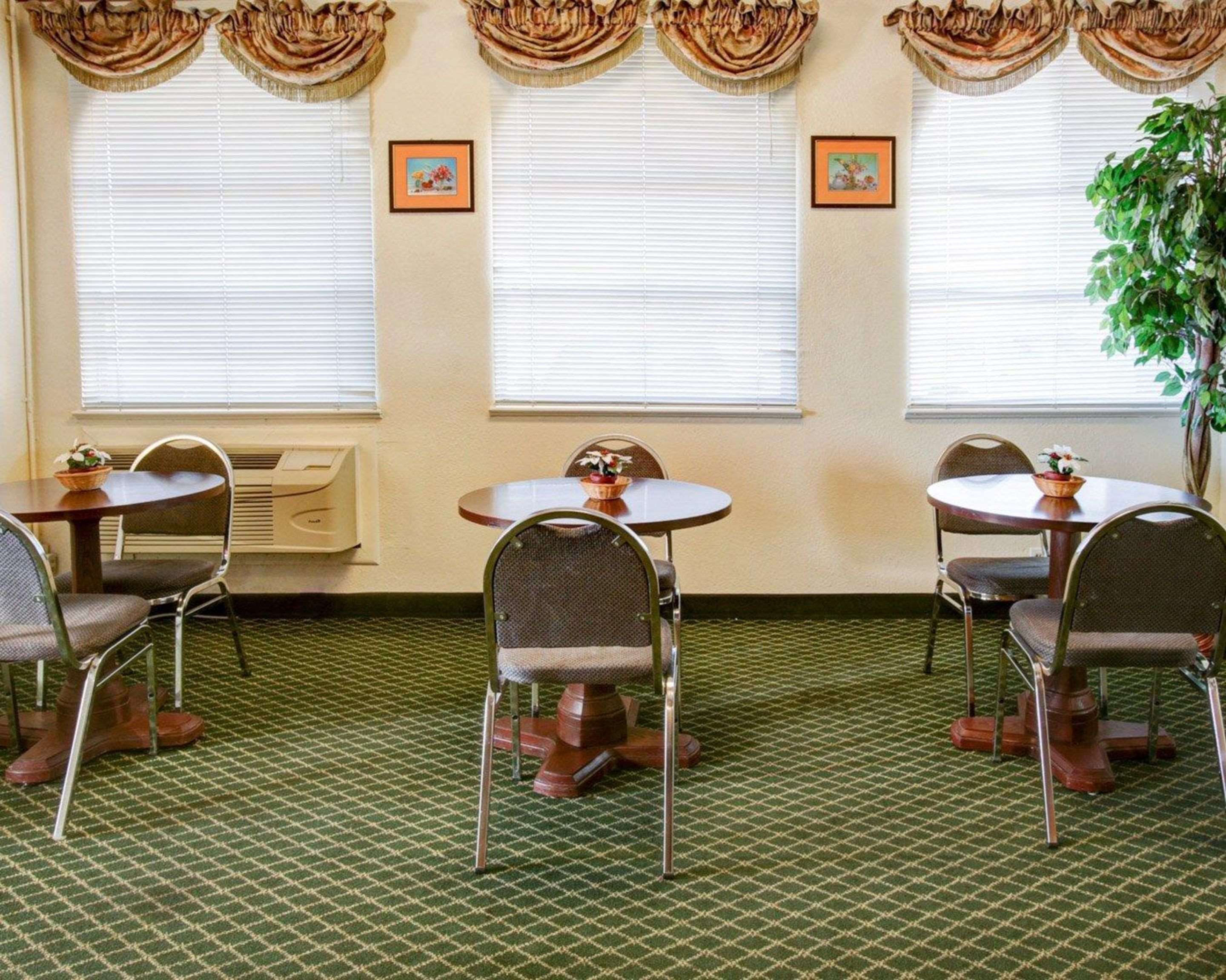 Breakfast area | Econo Lodge Temple