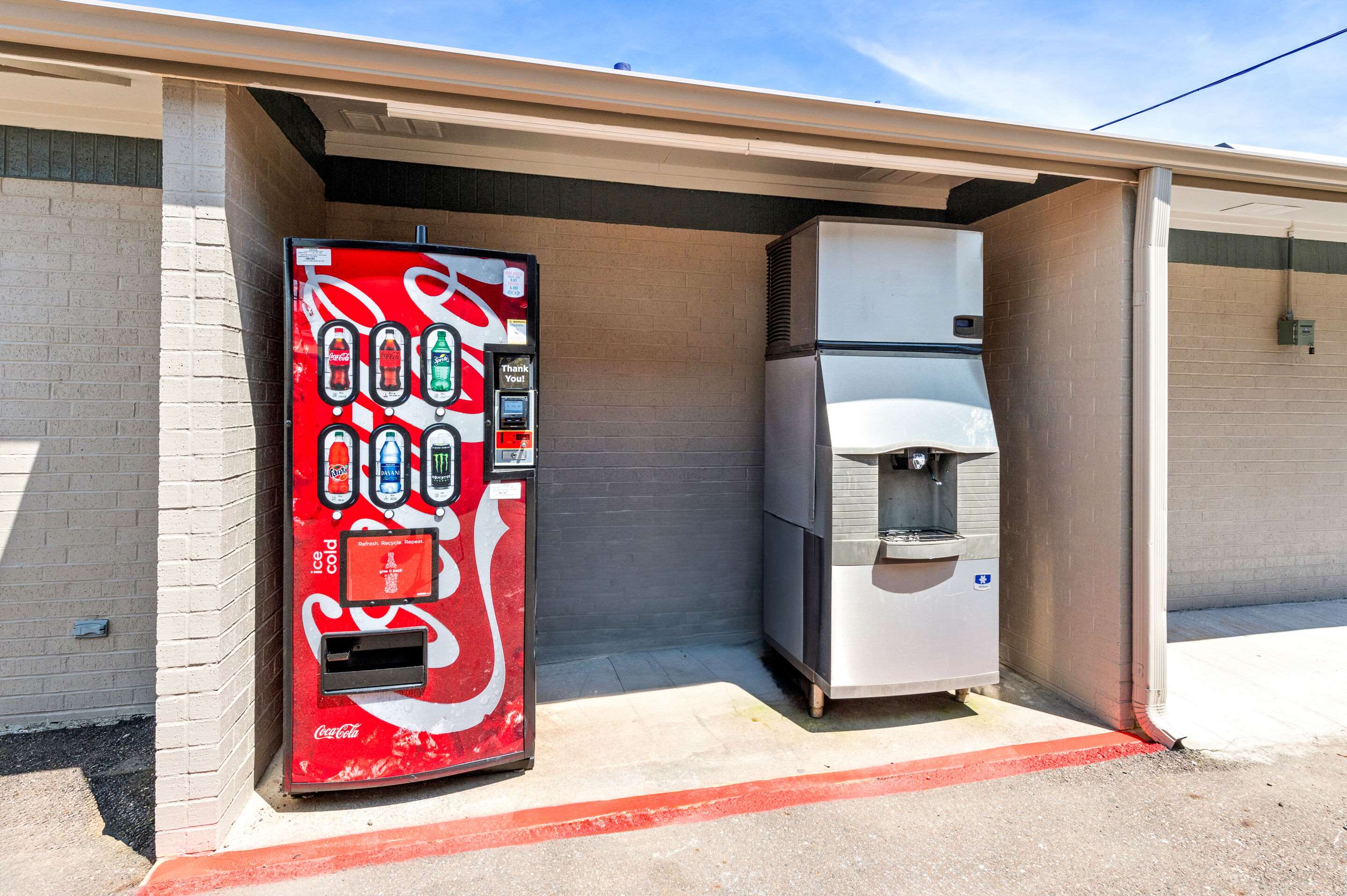 Hotel vending area | Econo Lodge Texarkana I-30