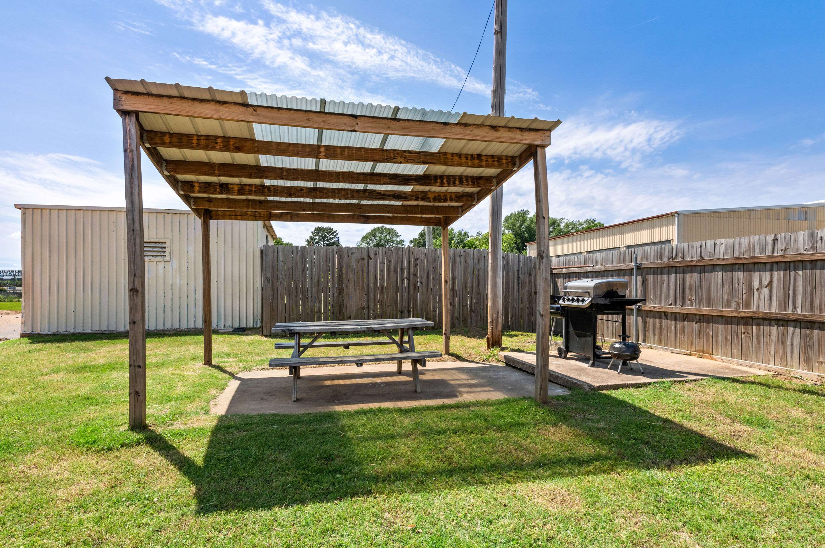 Grill Area | Econo Lodge Texarkana I-30