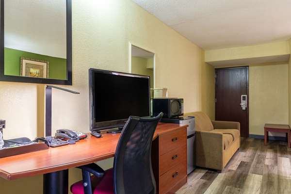  - Quality Inn North Baytown - I-10, Exit 792