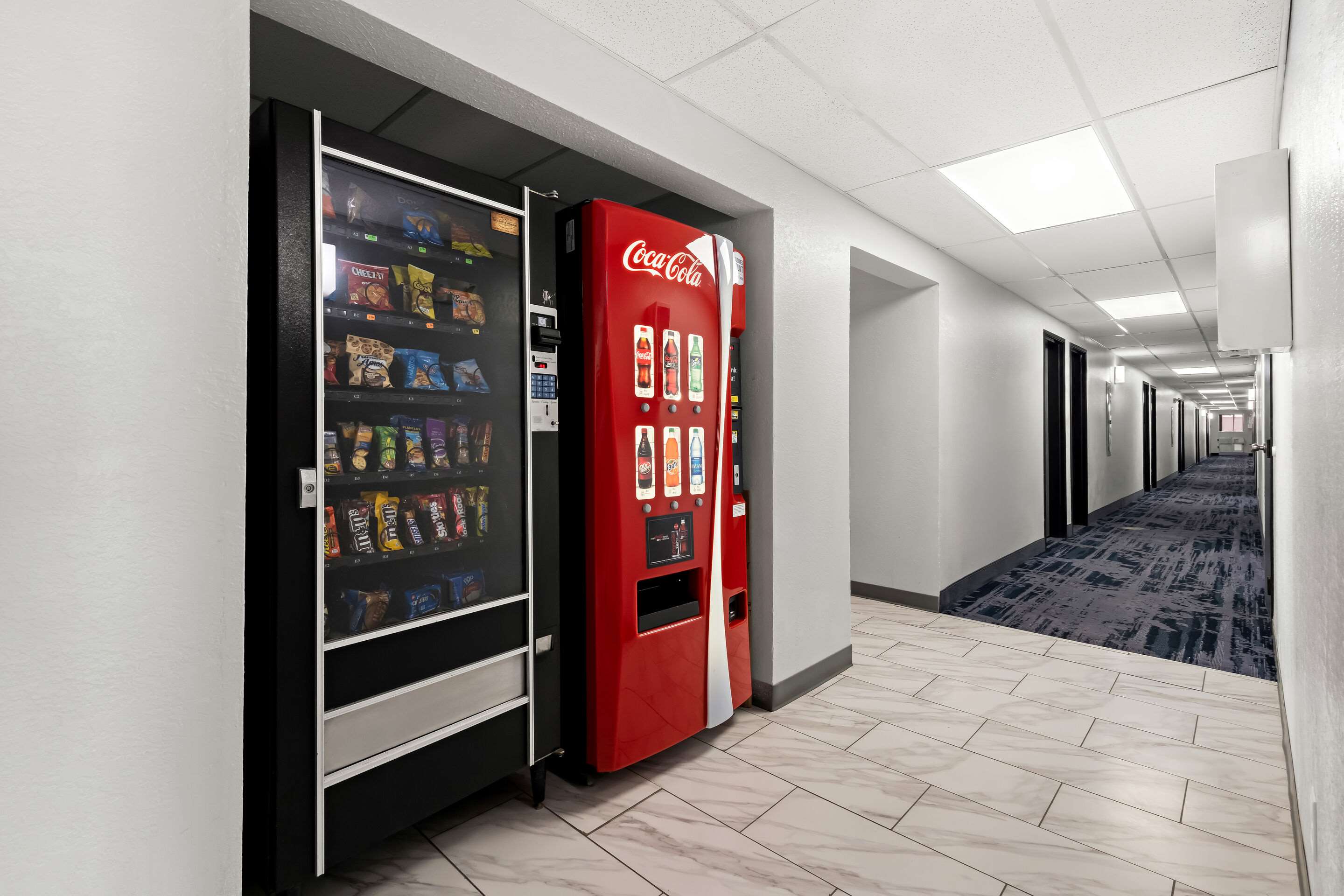 Hotel vending area | Econo Lodge Dumas