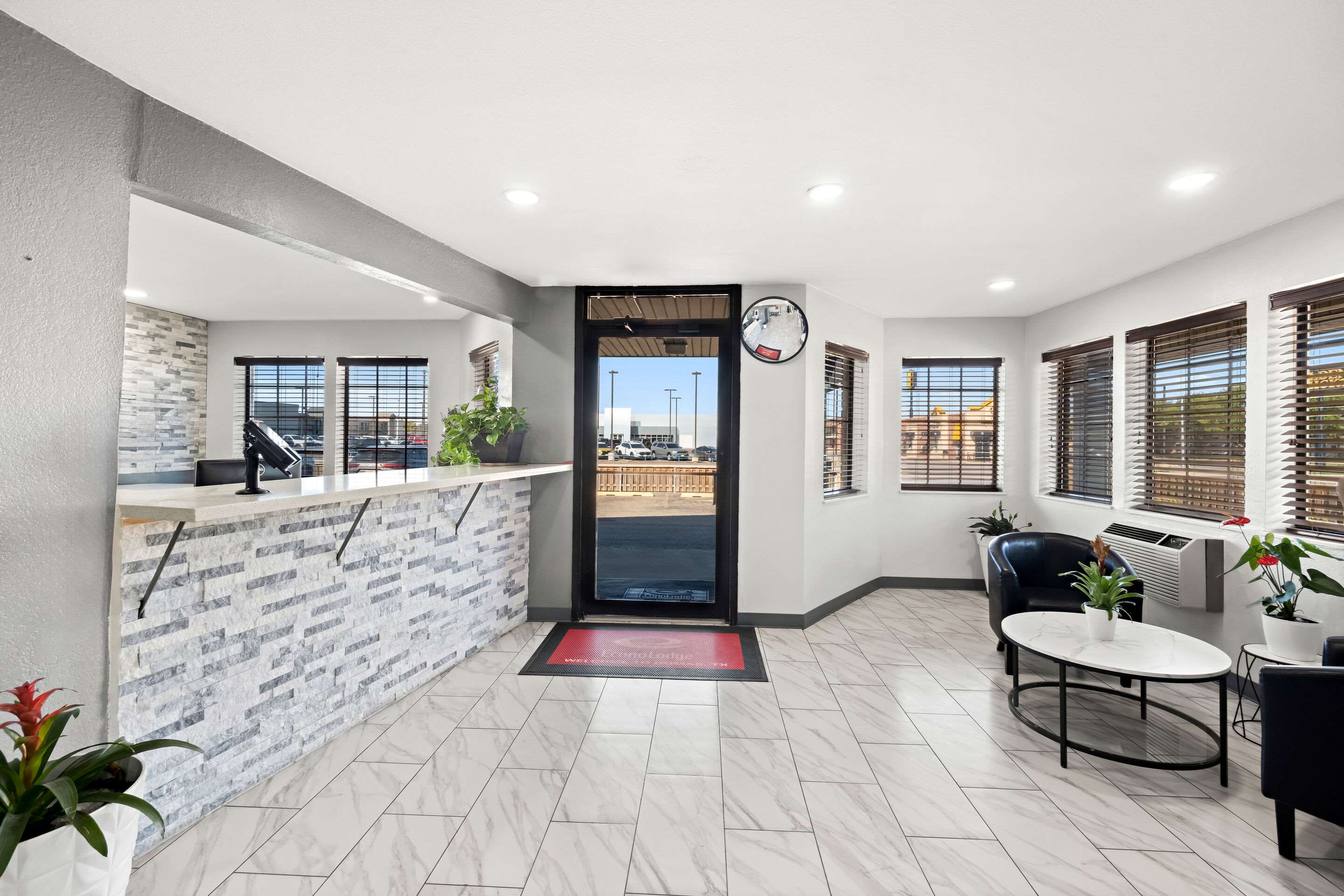 Lobby with sitting area | Econo Lodge Dumas