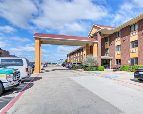 Exterior view - Quality Inn Irving