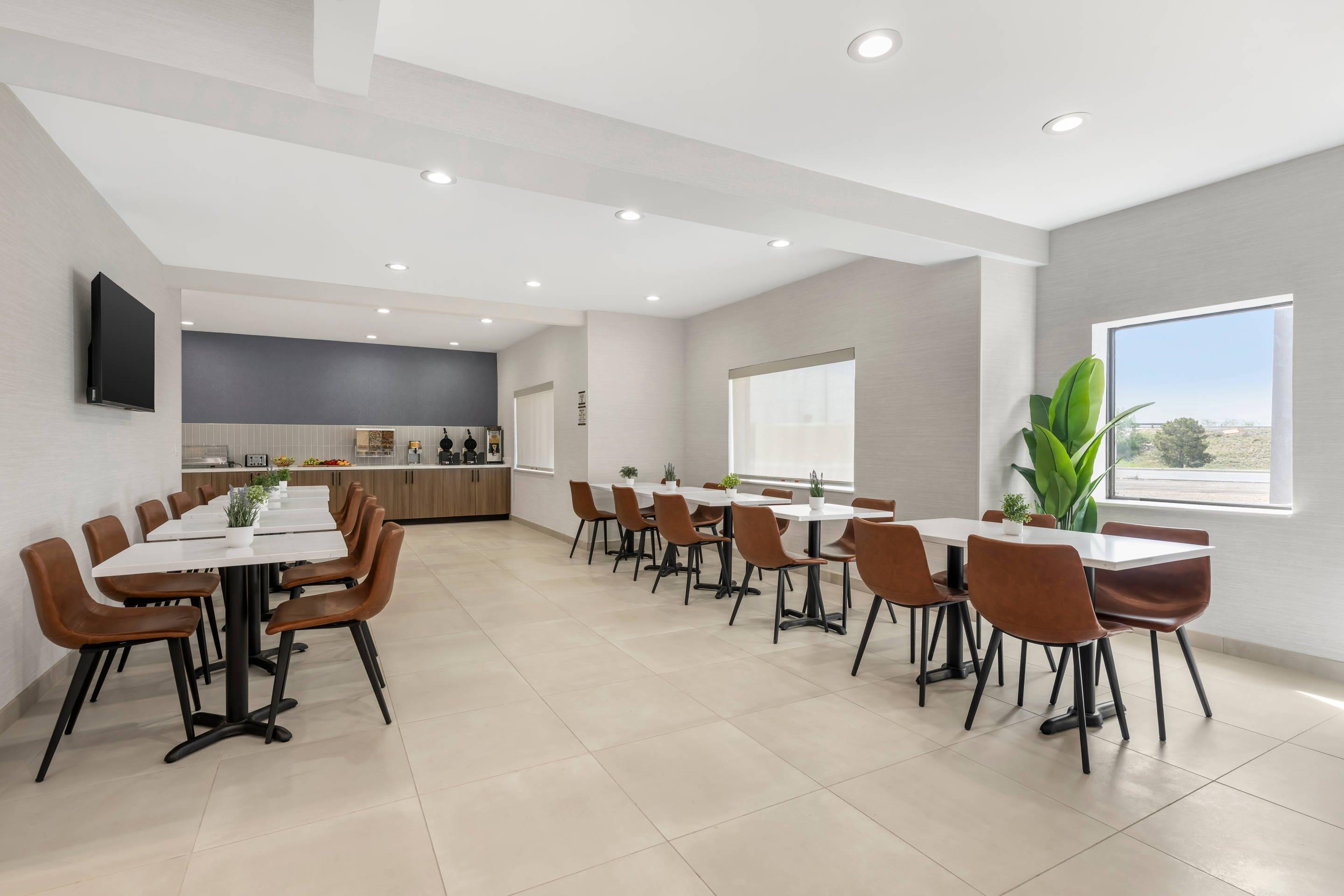 Breakfast area | Quality Inn Midland