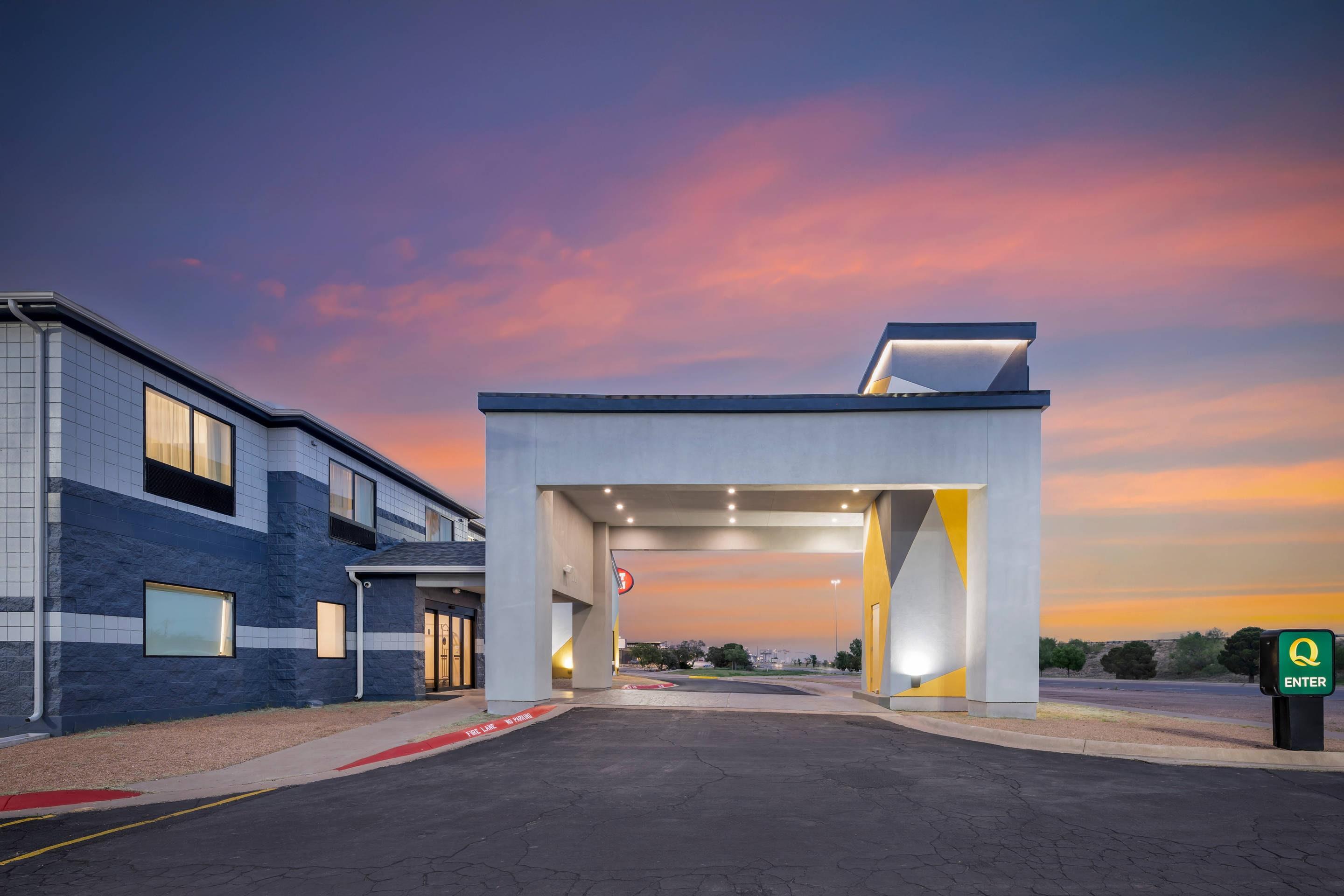 Hotel at Night | Quality Inn Midland