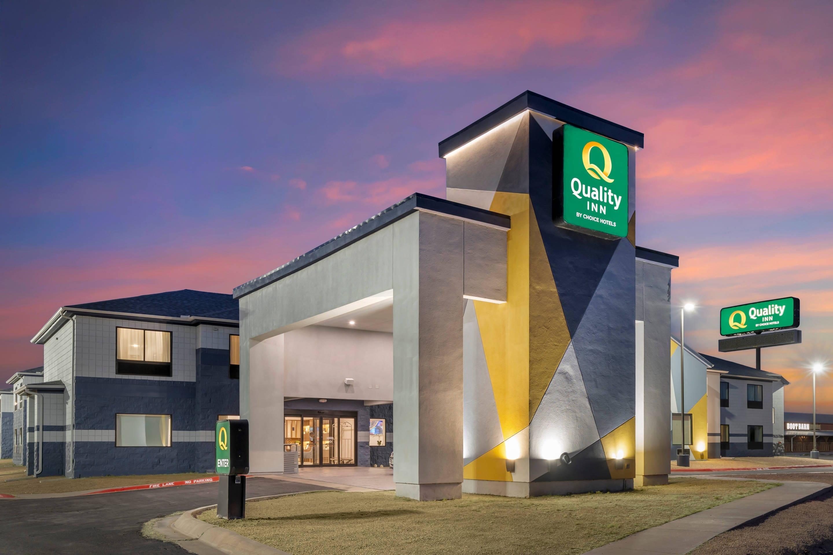 Hotel at Night | Quality Inn Midland