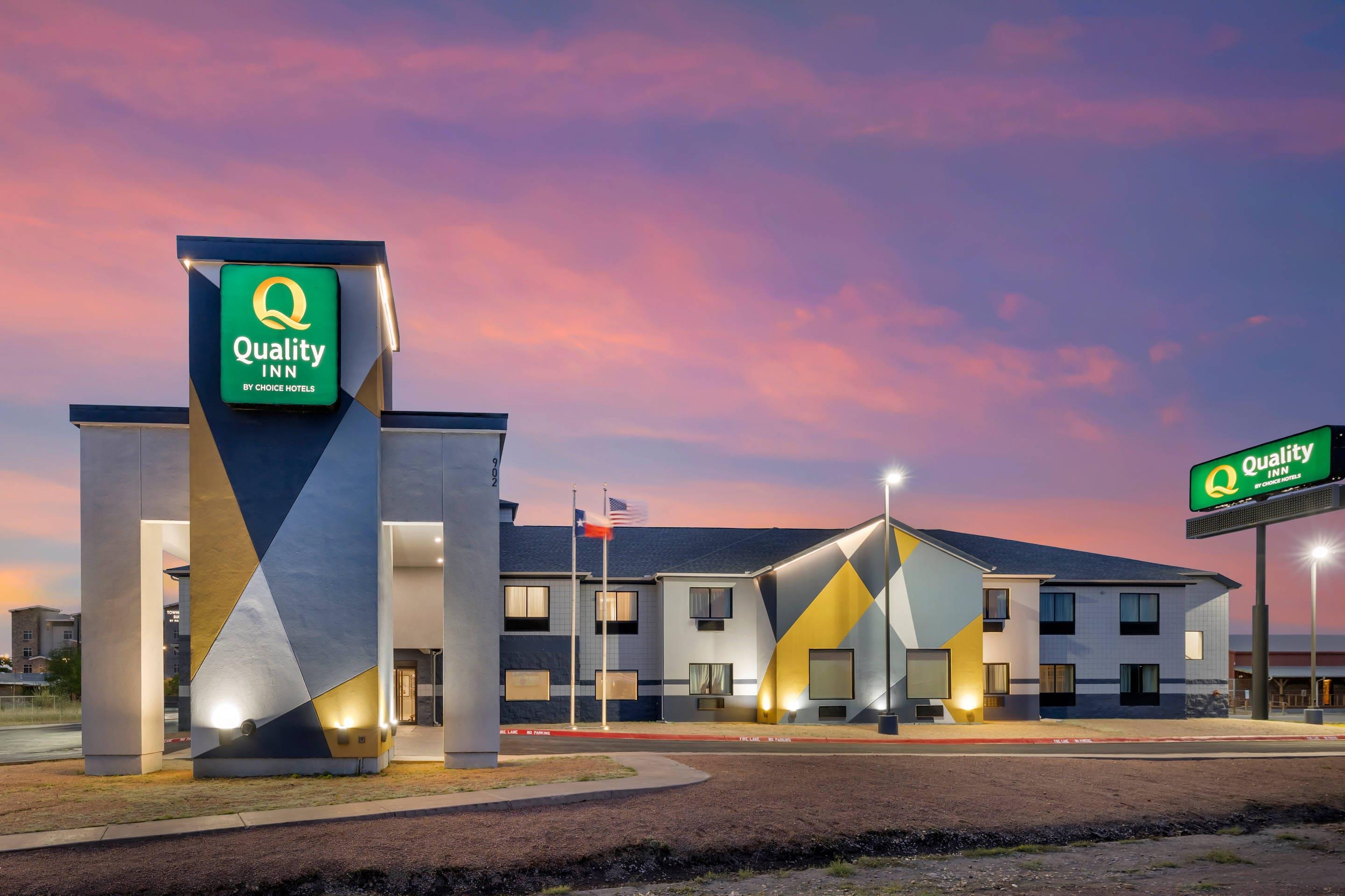 Hotel at Night | Quality Inn Midland