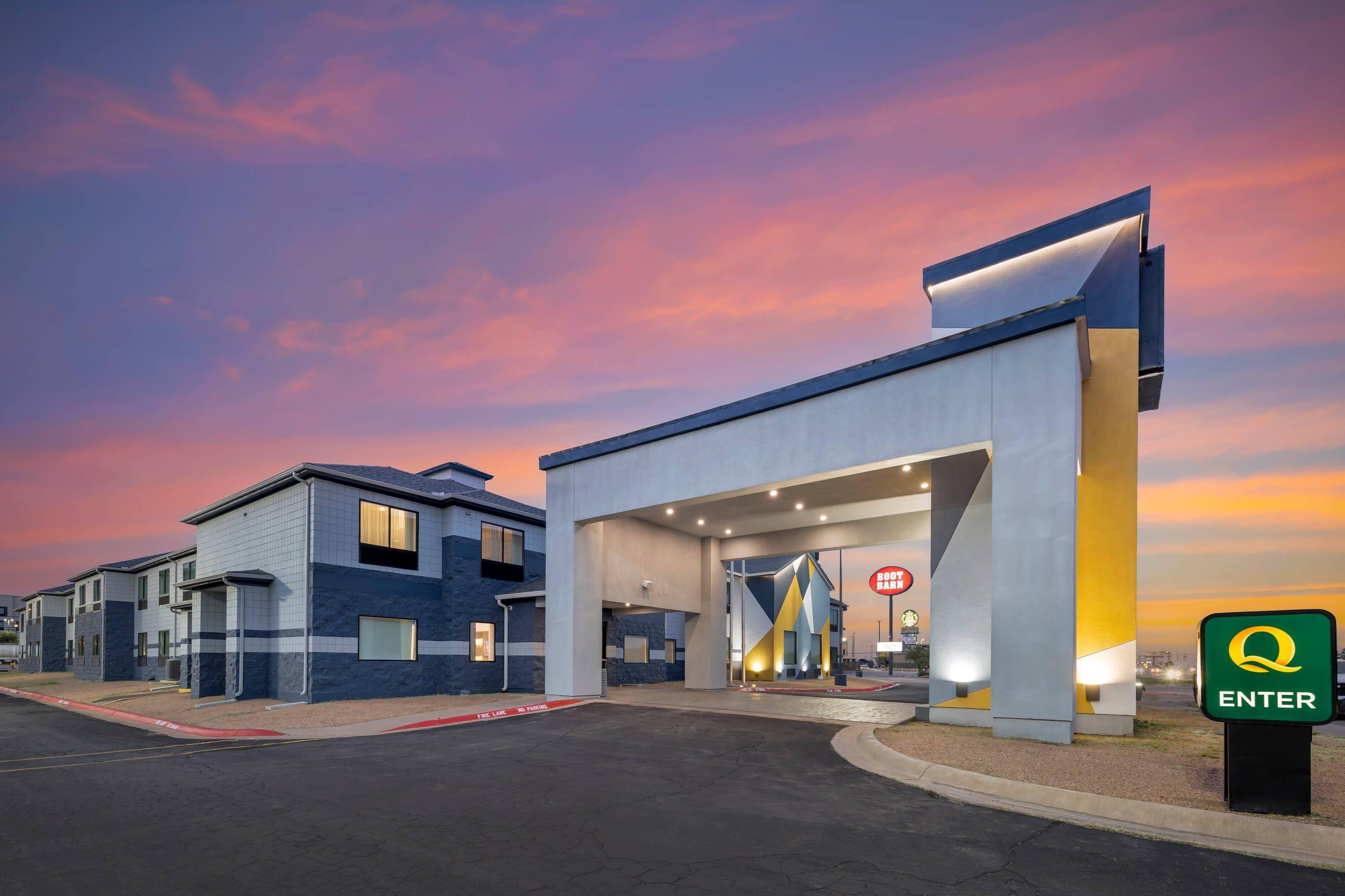 Hotel at Night | Quality Inn