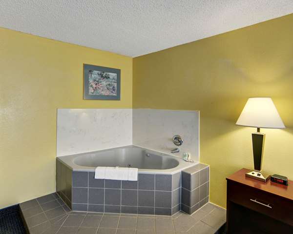 Suite - Quality Inn & Suites Grand Prairie - I-20, Exit 454