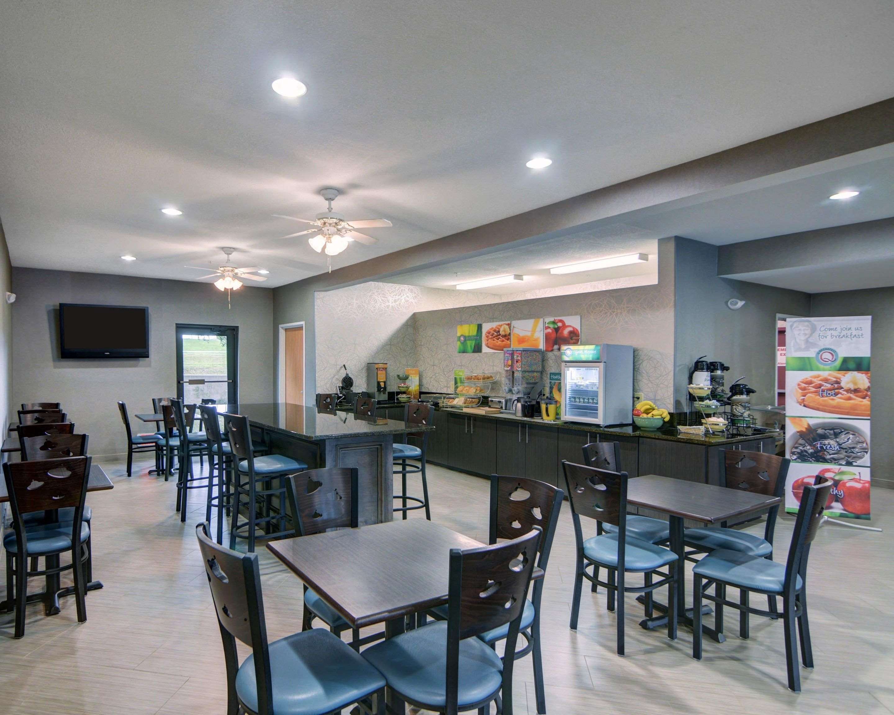 Enjoy breakfast in this spacious area | Quality Inn & Suites