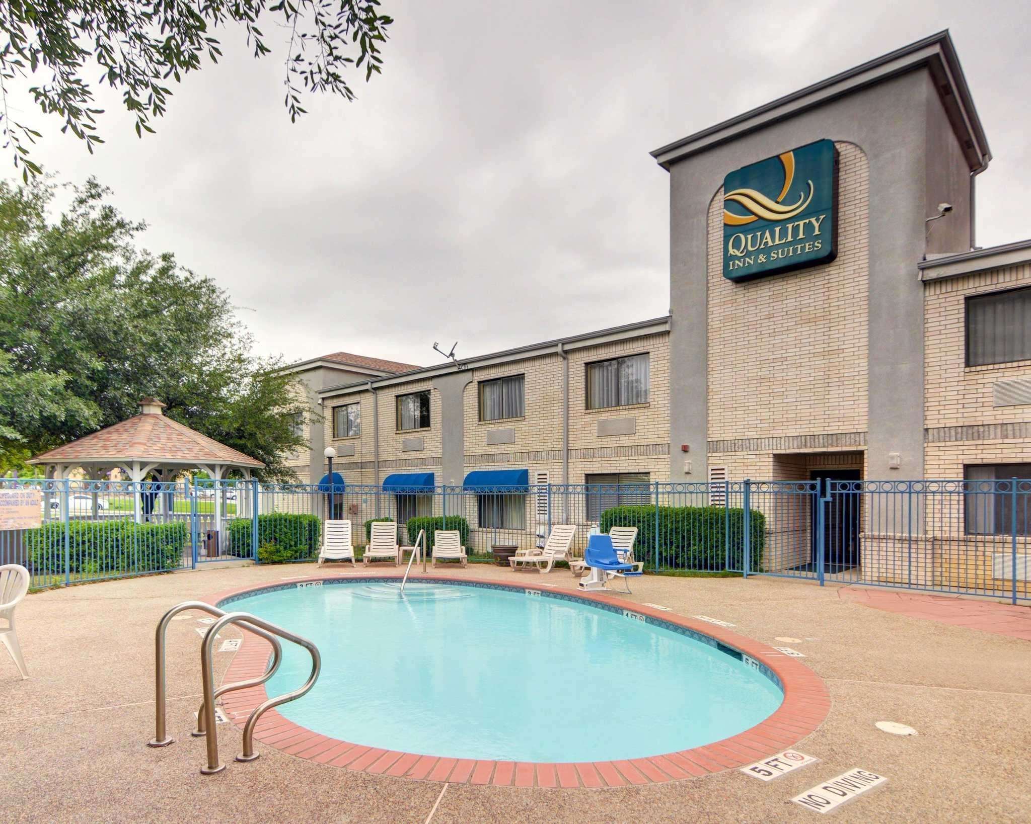 Outdoor pool with sundeck | Quality Inn & Suites
