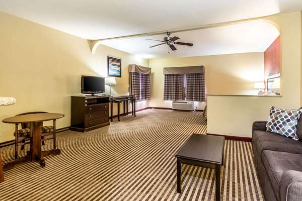 Suite - Quality Suites North Houston - I-45, Exits 66 & 66A