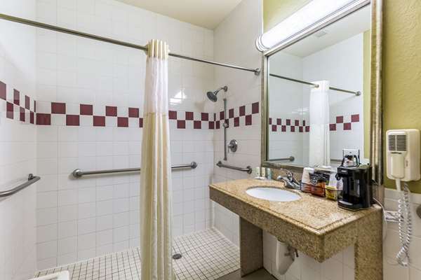  - Quality Suites North Houston - I-45, Exits 66 & 66A