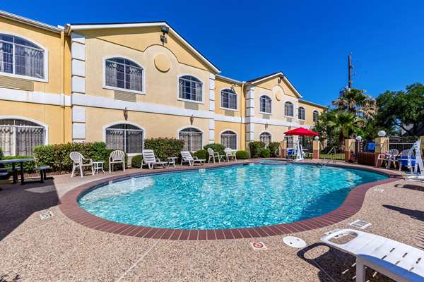 Pool - Quality Suites North Houston - I-45, Exits 66 & 66A