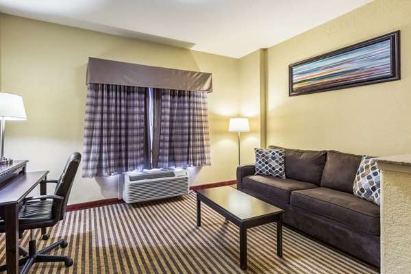 Suite - Quality Suites North Houston - I-45, Exits 66 & 66A