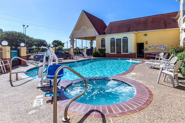 Pool - Quality Suites North Houston - I-45, Exits 66 & 66A