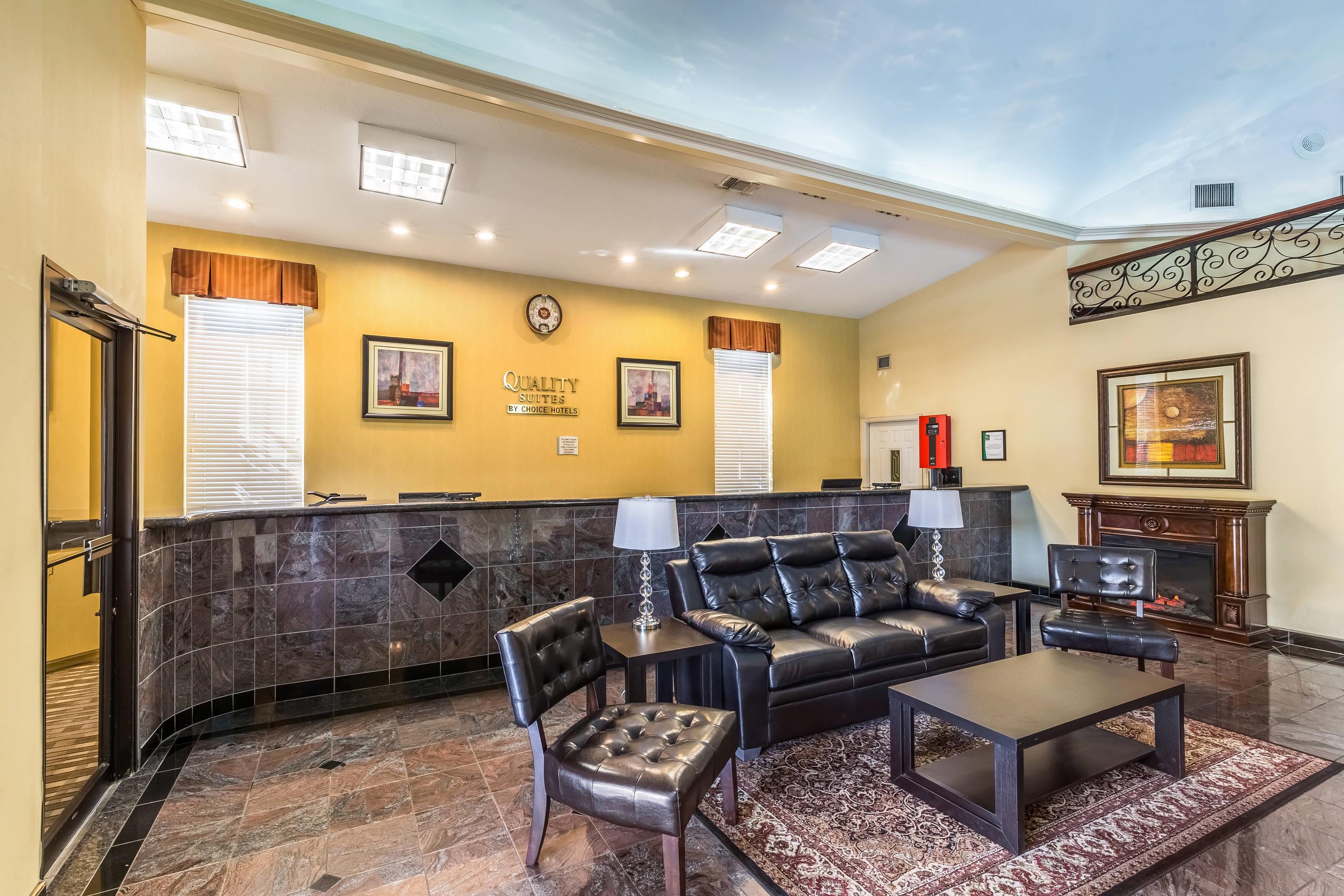 Front desk with friendly staff | Quality Suites North