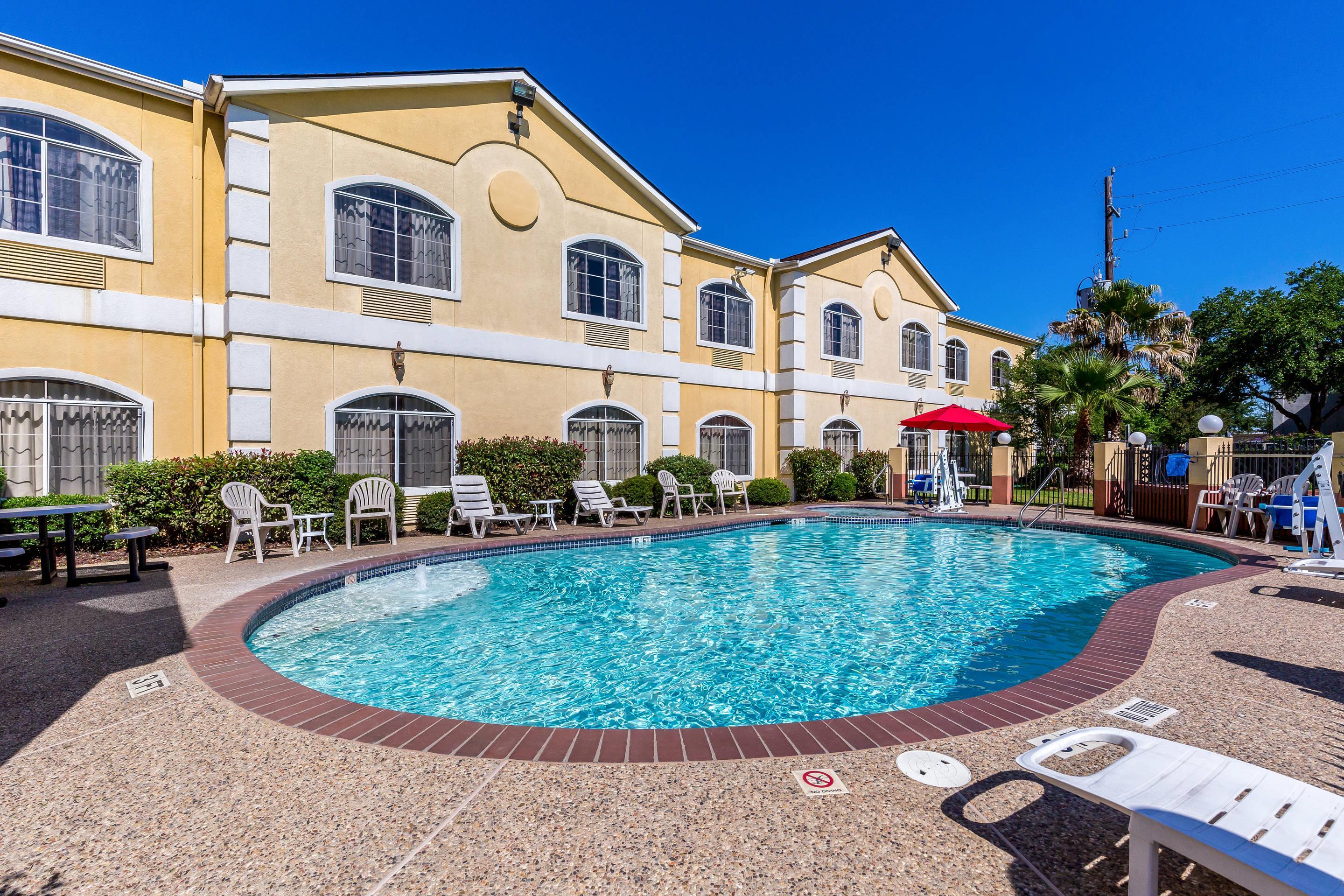 Outdoor pool | Quality Suites North