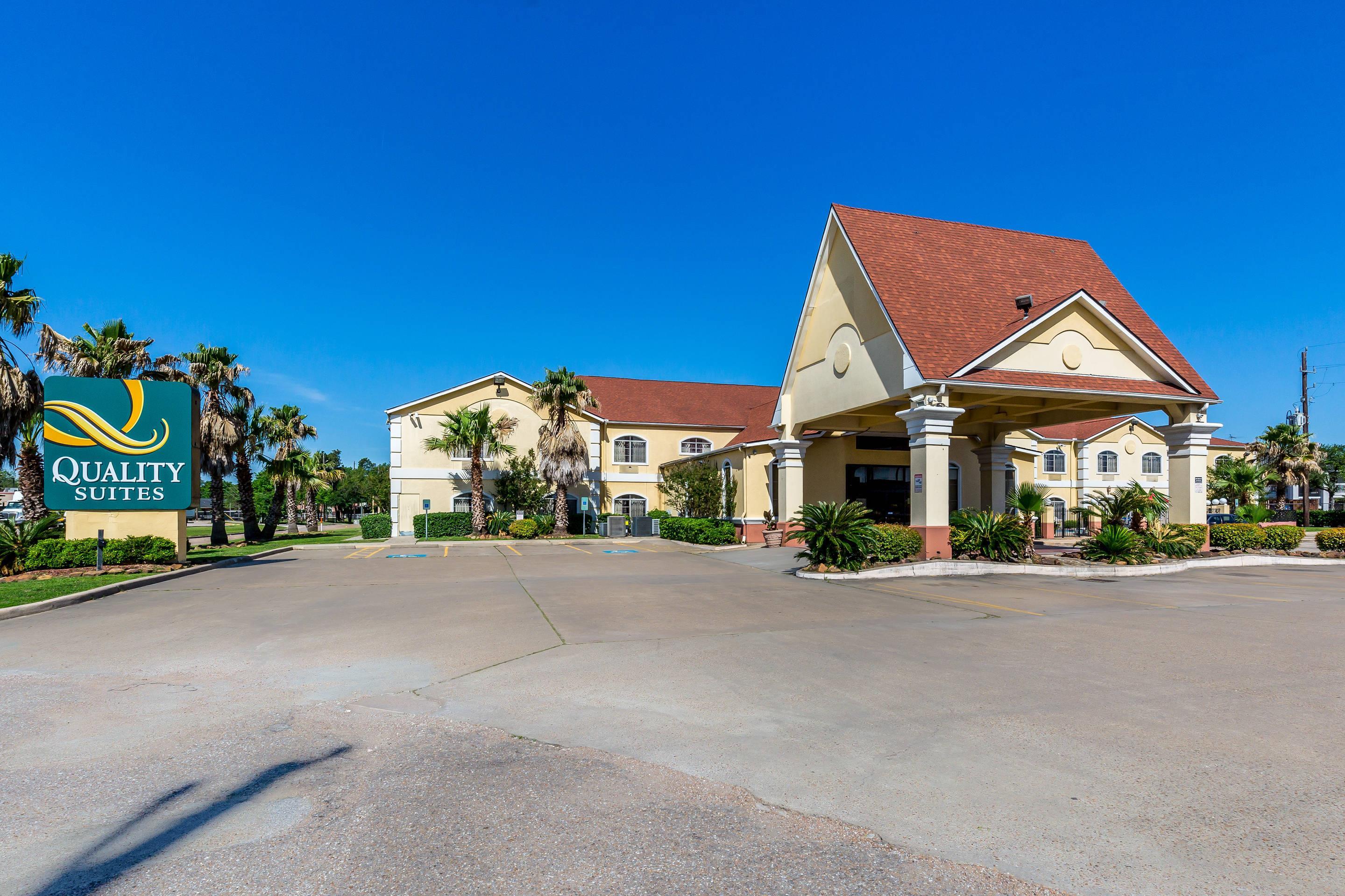 Hotel exterior | Quality Suites North