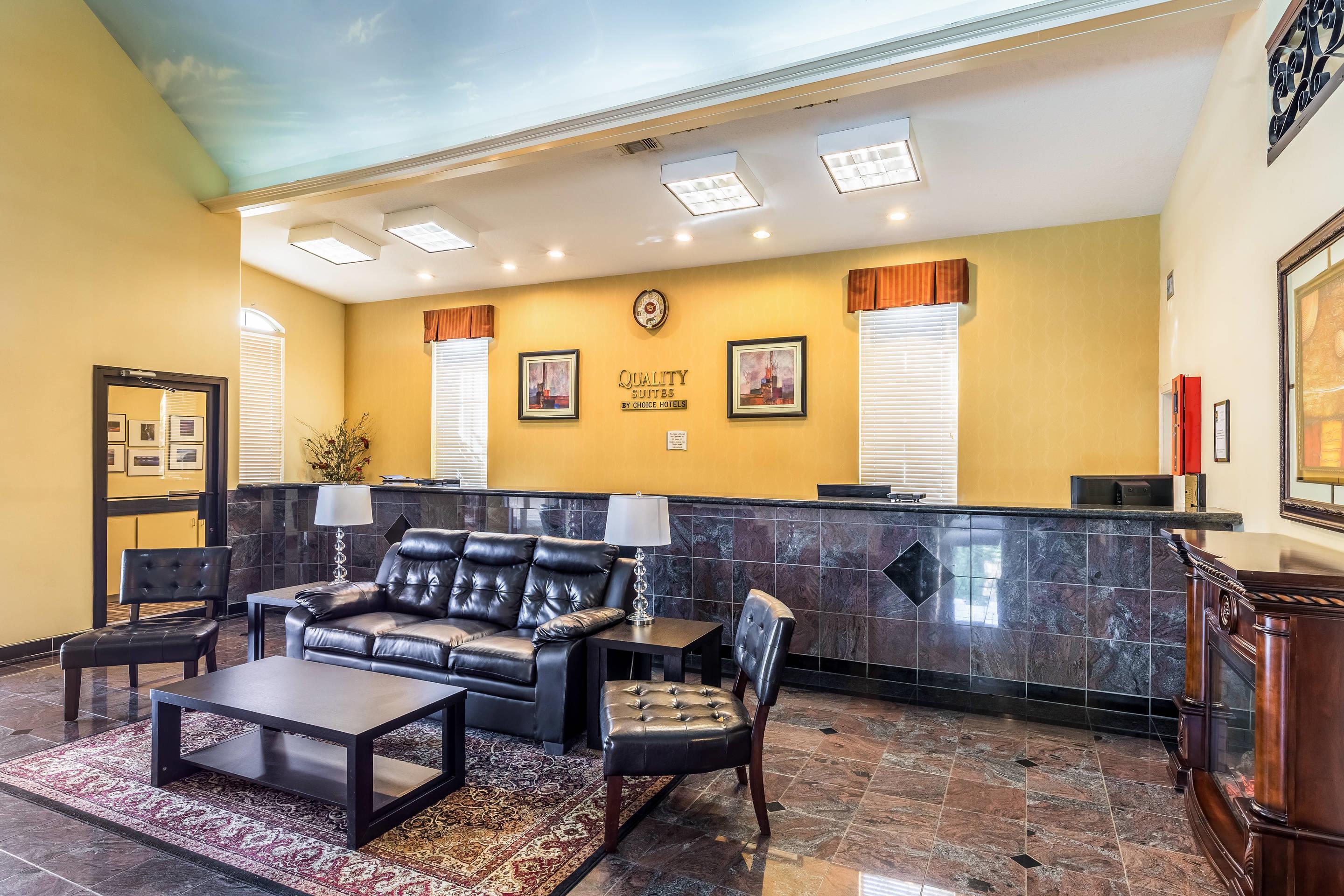 Lobby with sitting area | Quality Suites North
