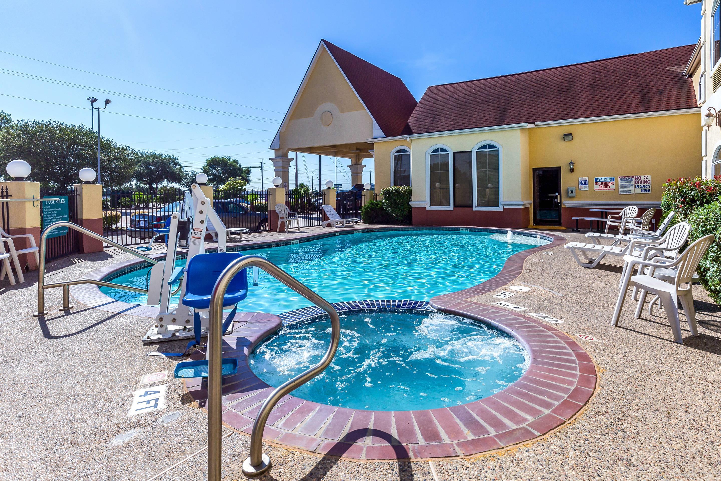 Outdoor hot tub | Quality Suites North