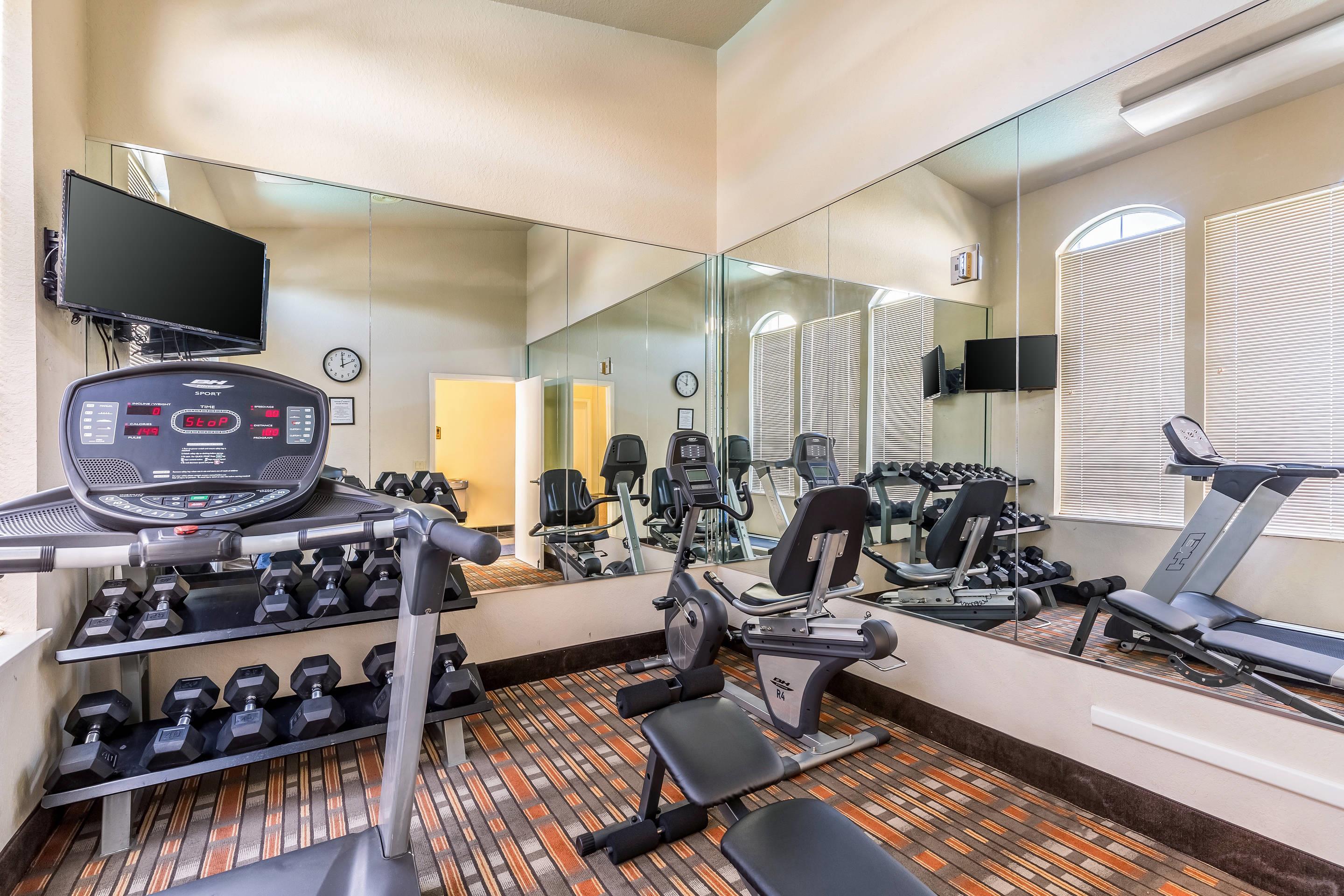 Fitness center | Quality Suites North