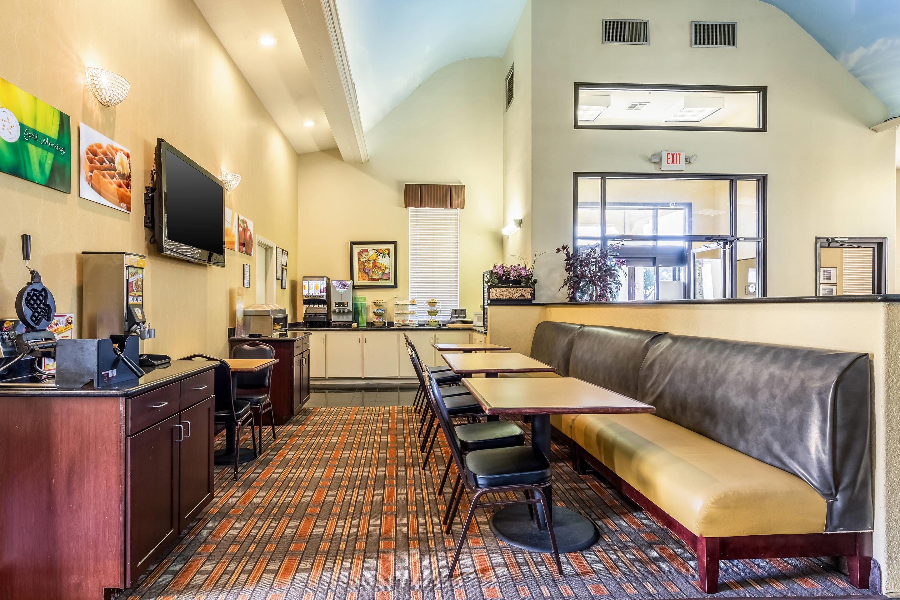 Free Breakfast | Quality Suites North