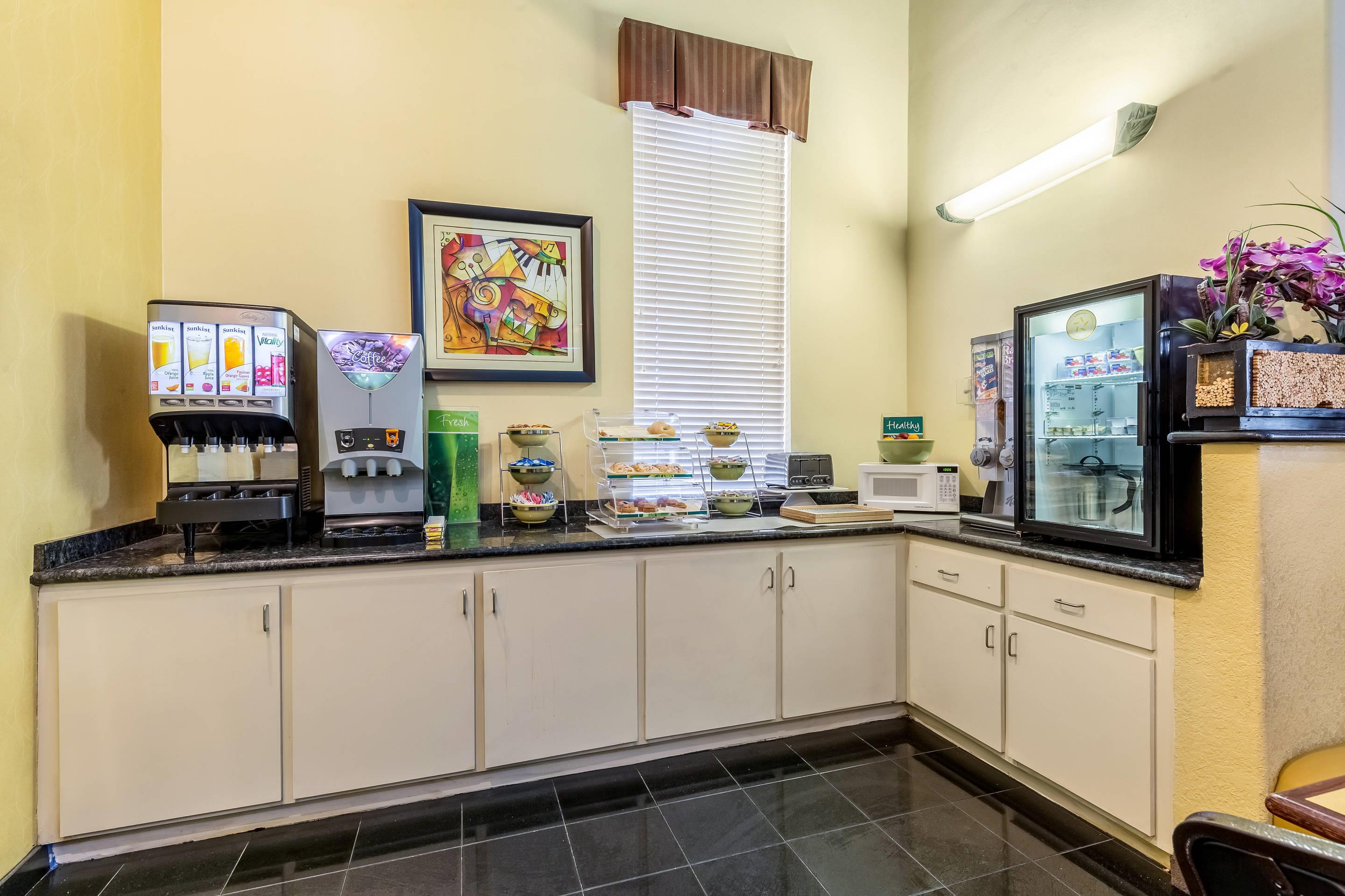 Breakfast area | Quality Suites North