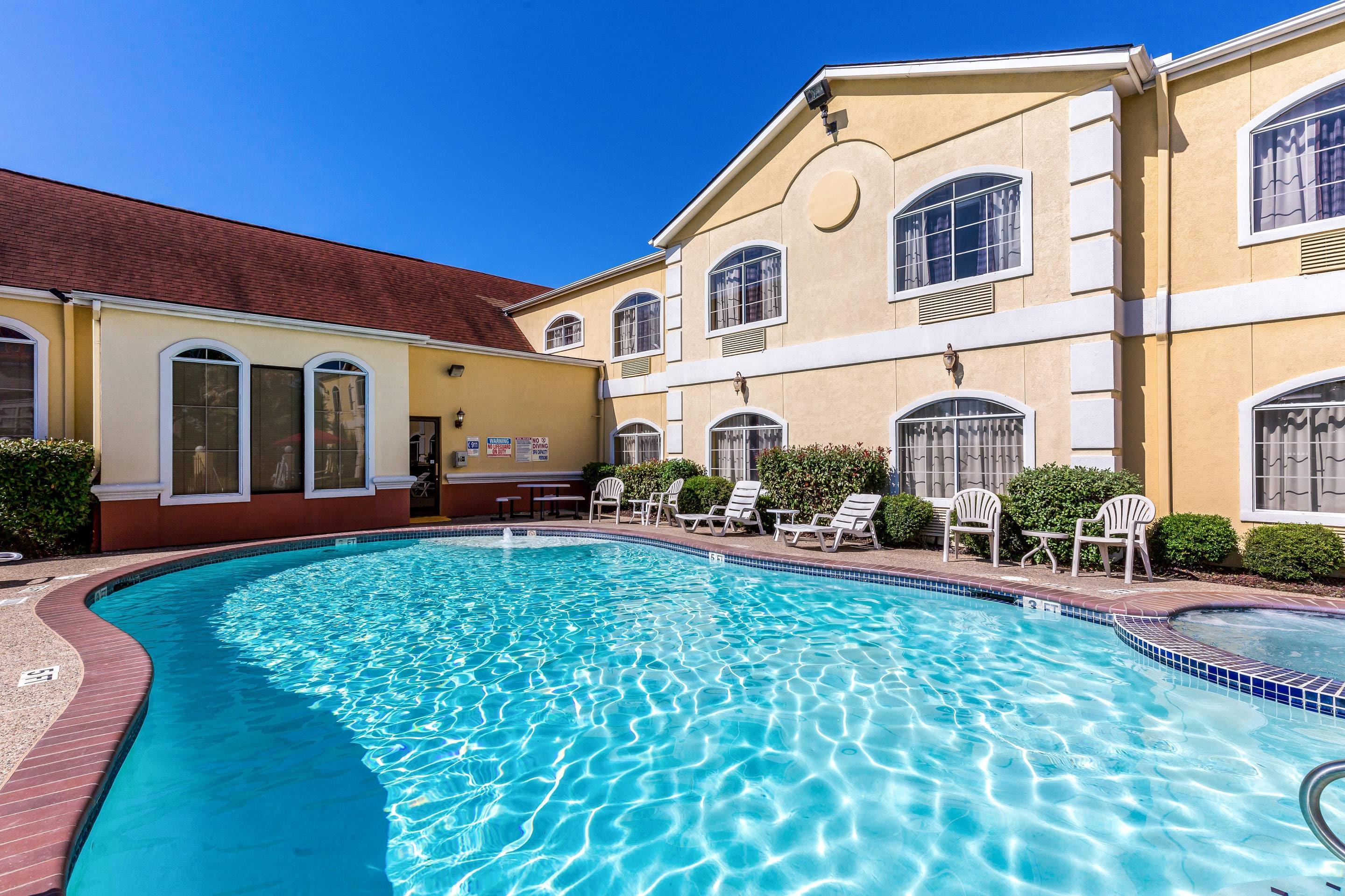 Outdoor pool | Quality Suites North