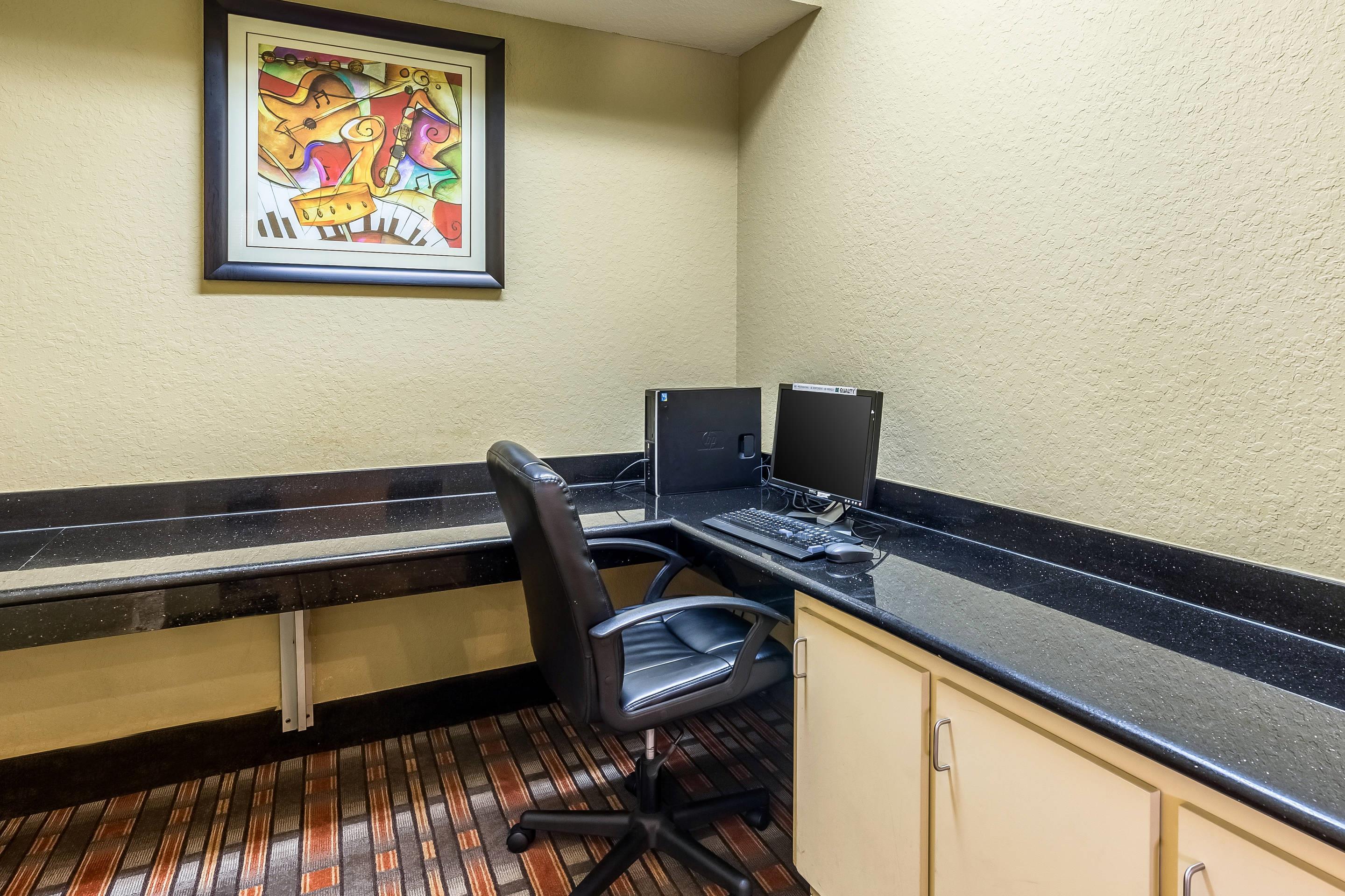 Business center | Quality Suites North