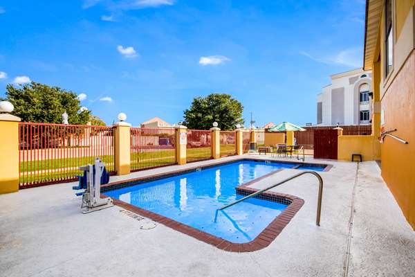 Pool - Quality Inn Bastrop