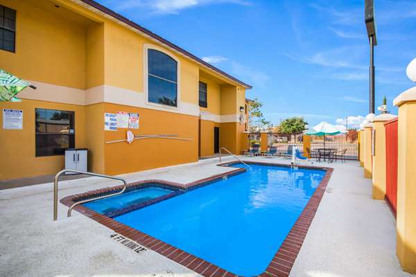 Pool - Quality Inn Bastrop