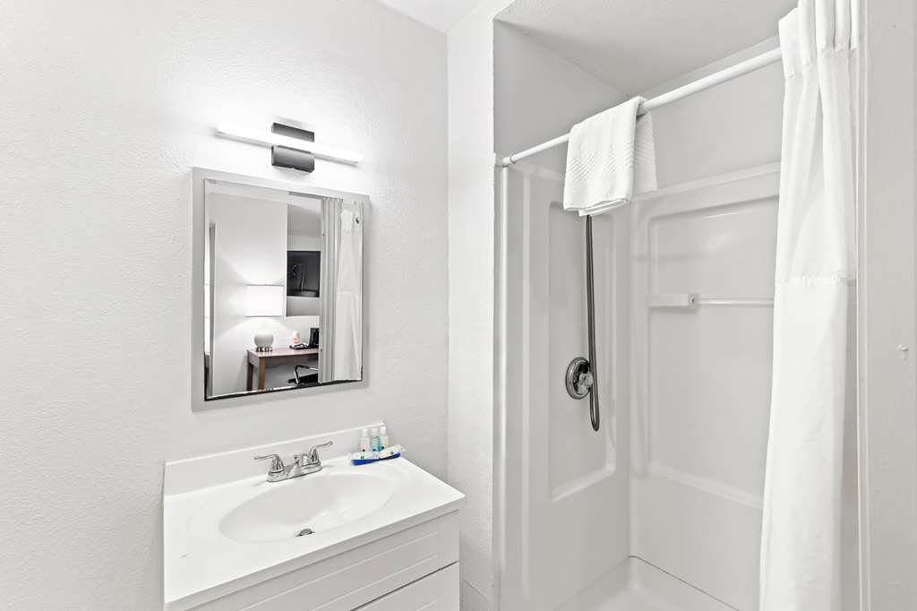 QUALITY INN BASTROP-guestroom-Guest Room,Bathroom,On-Site.jpg