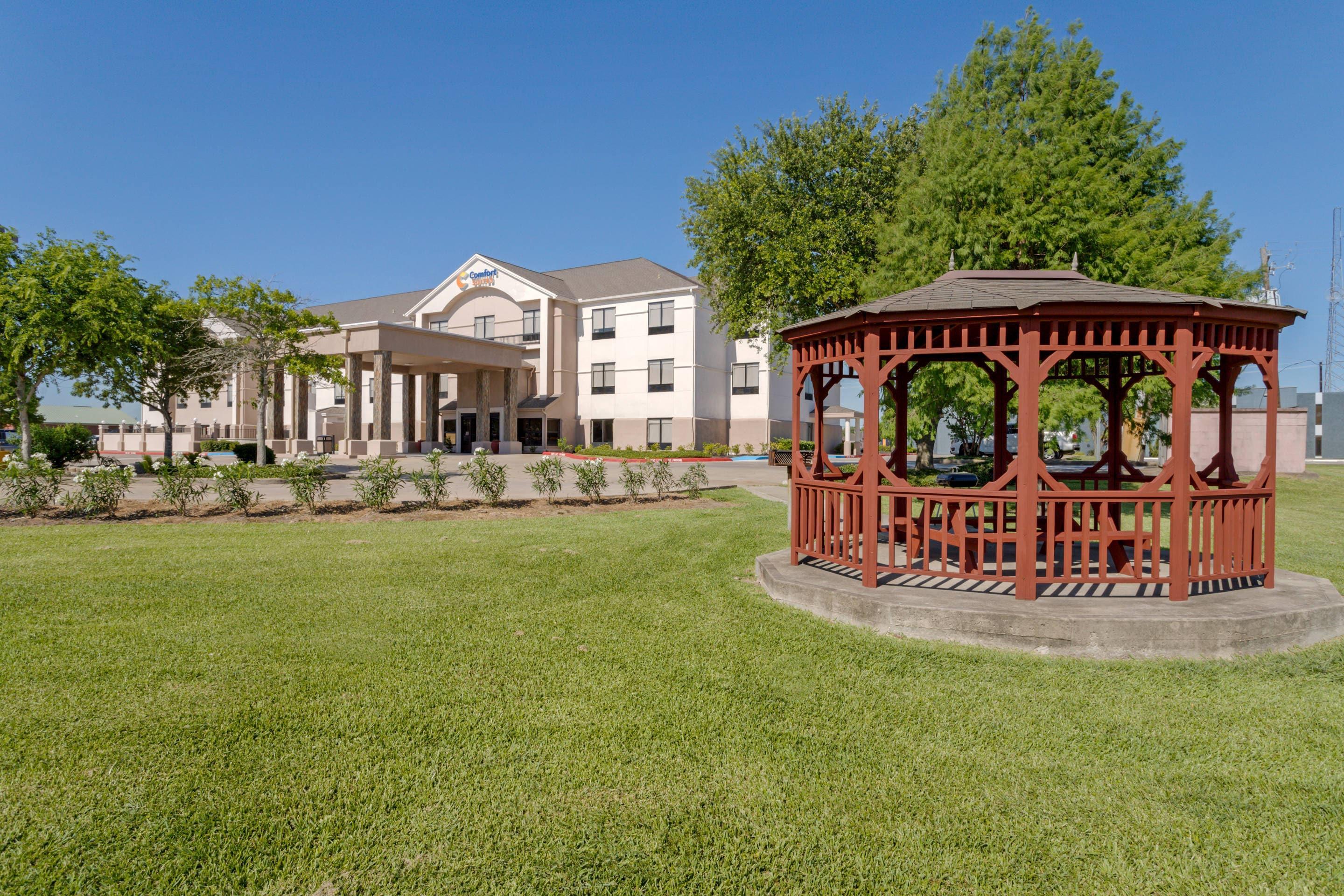 Gazebo | Comfort Suites La Porte