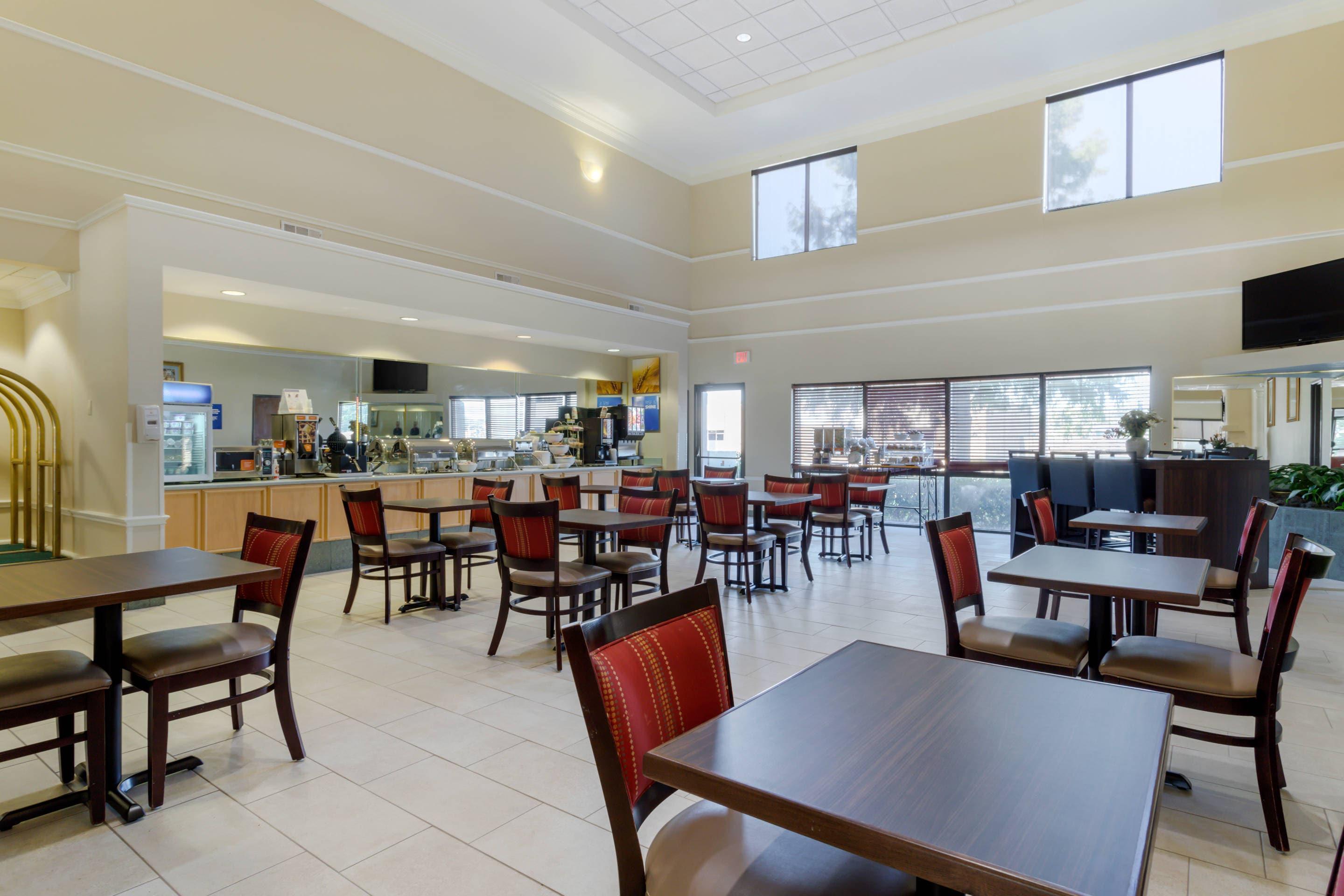 Breakfast area | Comfort Suites La Porte