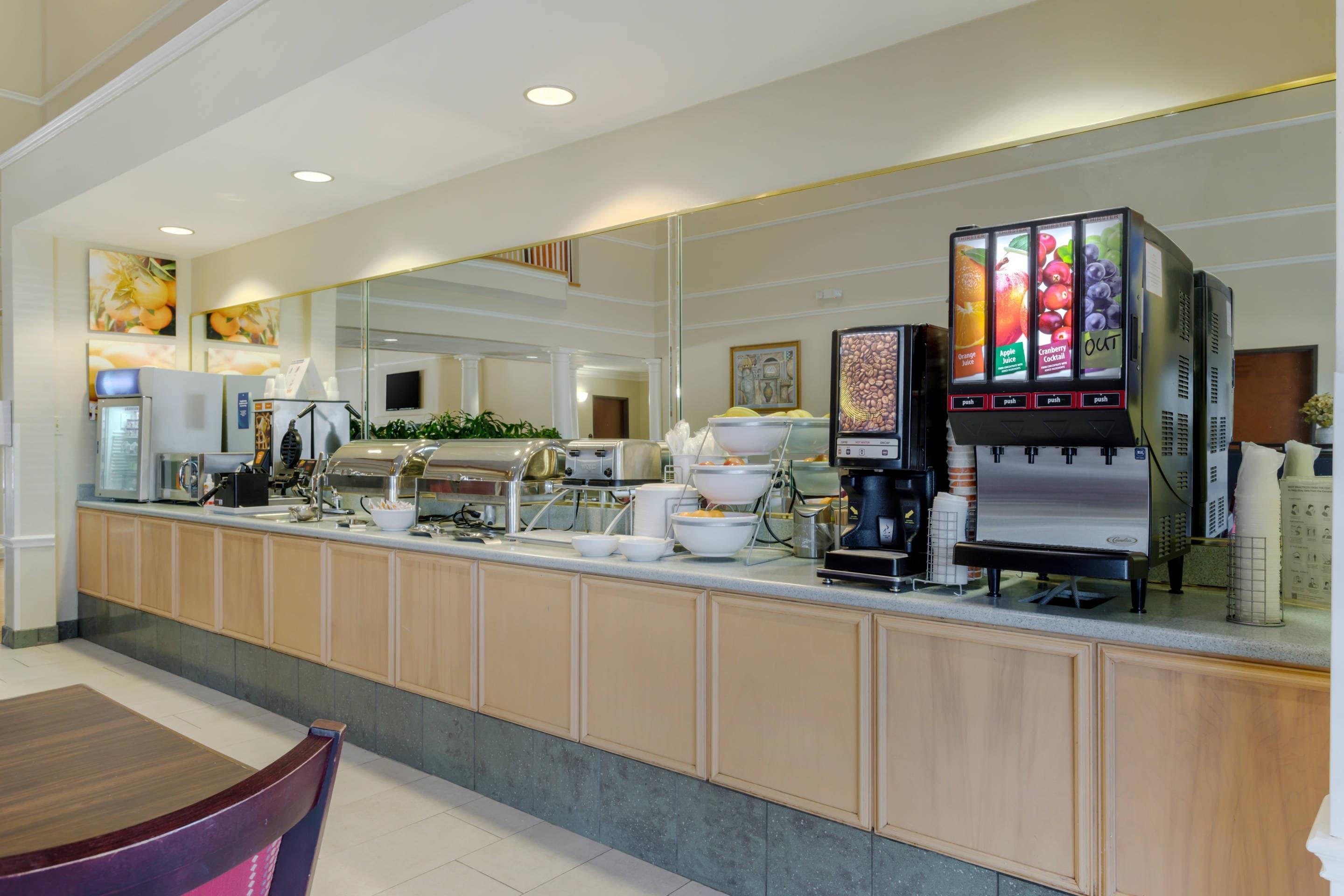 Breakfast area | Comfort Suites La Porte