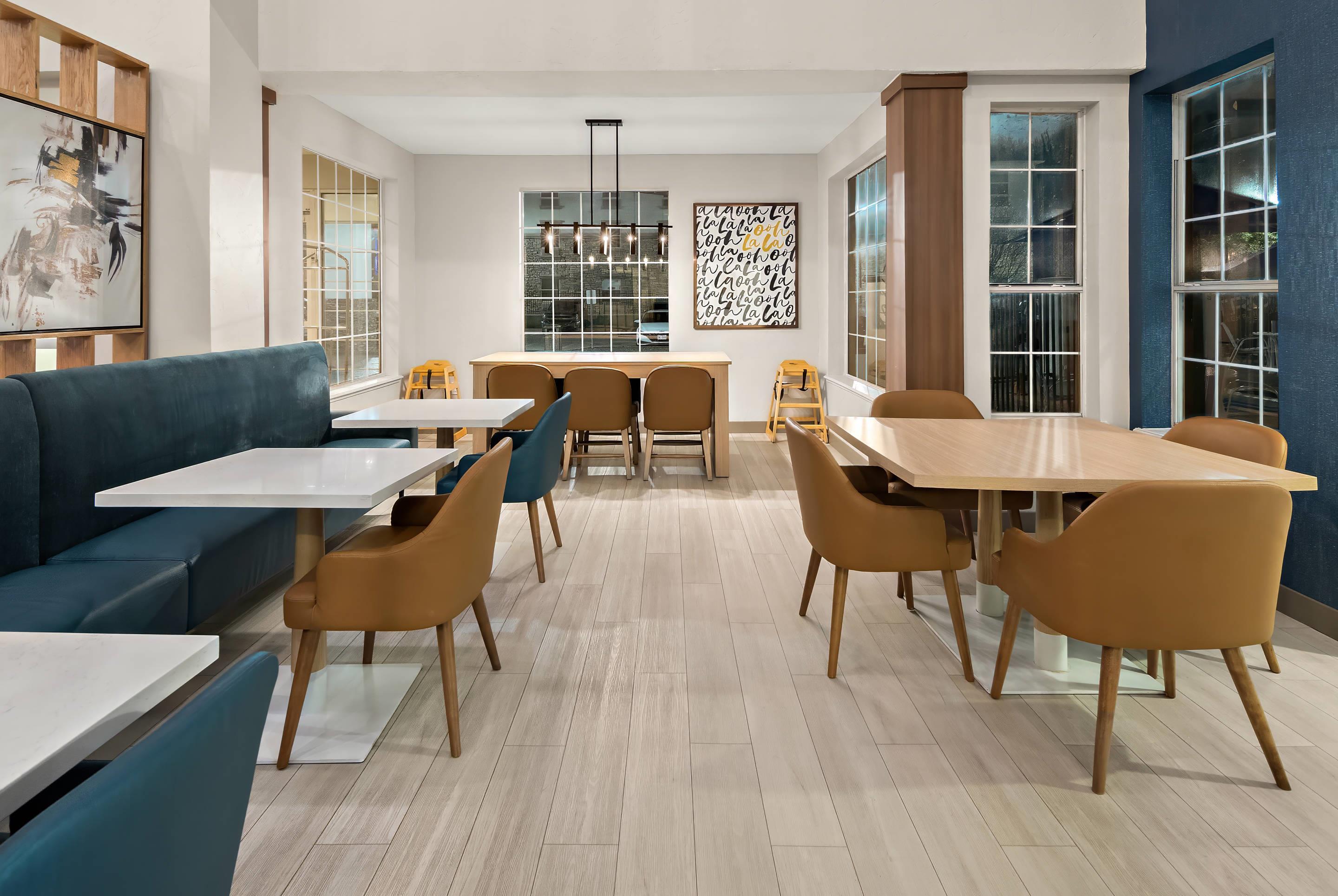 Breakfast area | Comfort Suites North Fossil Creek