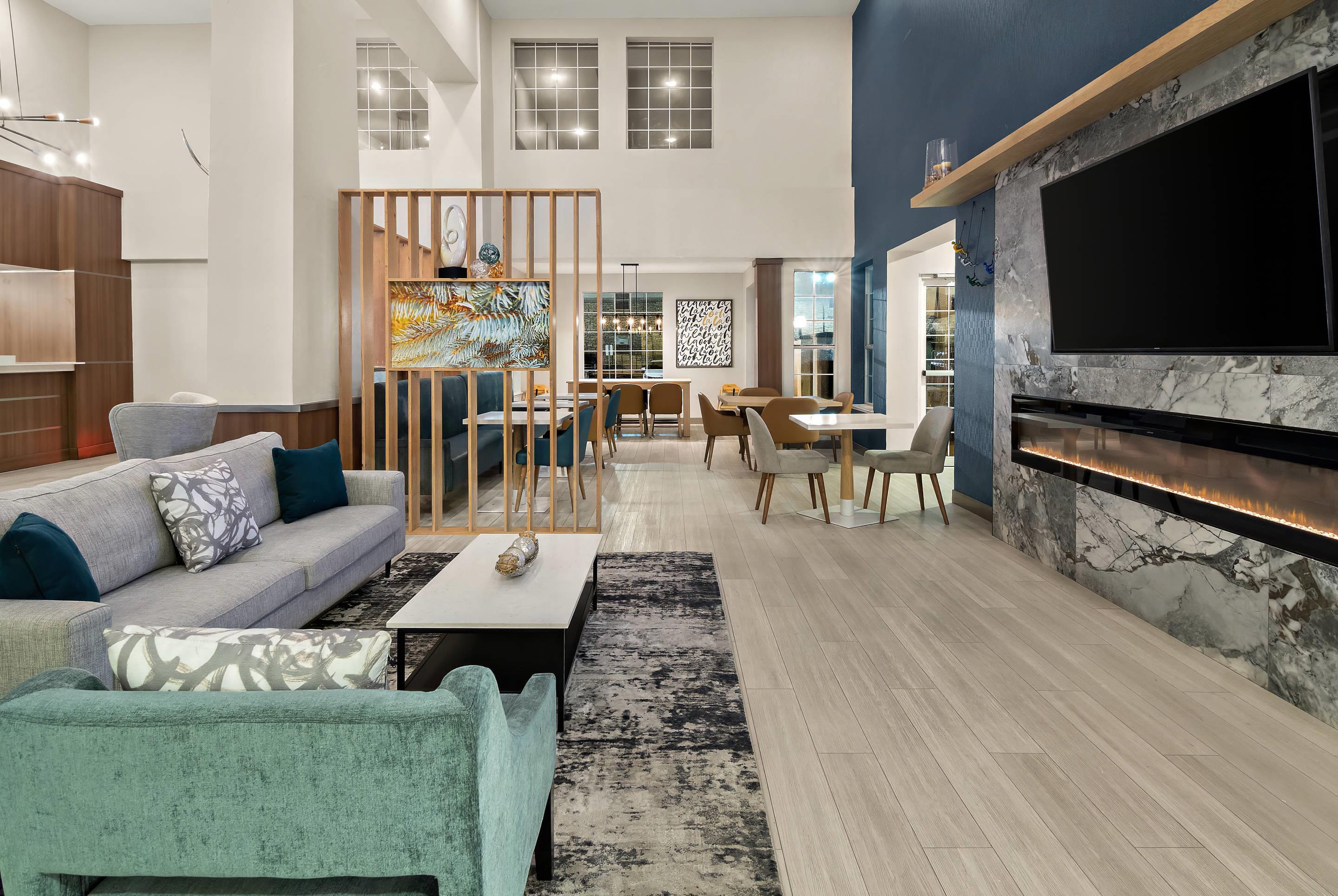 Hotel lobby | Comfort Suites North Fossil Creek