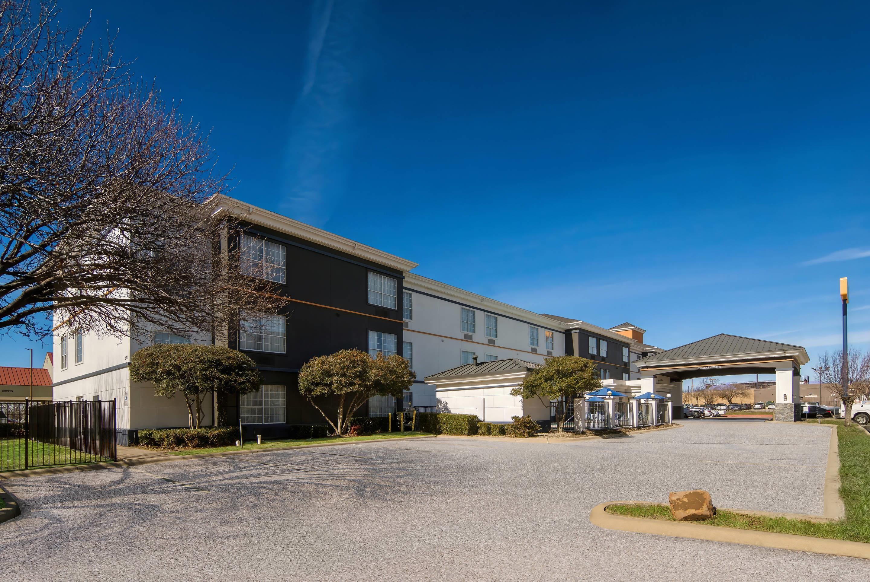 Hotel exterior | Comfort Suites North Fossil Creek