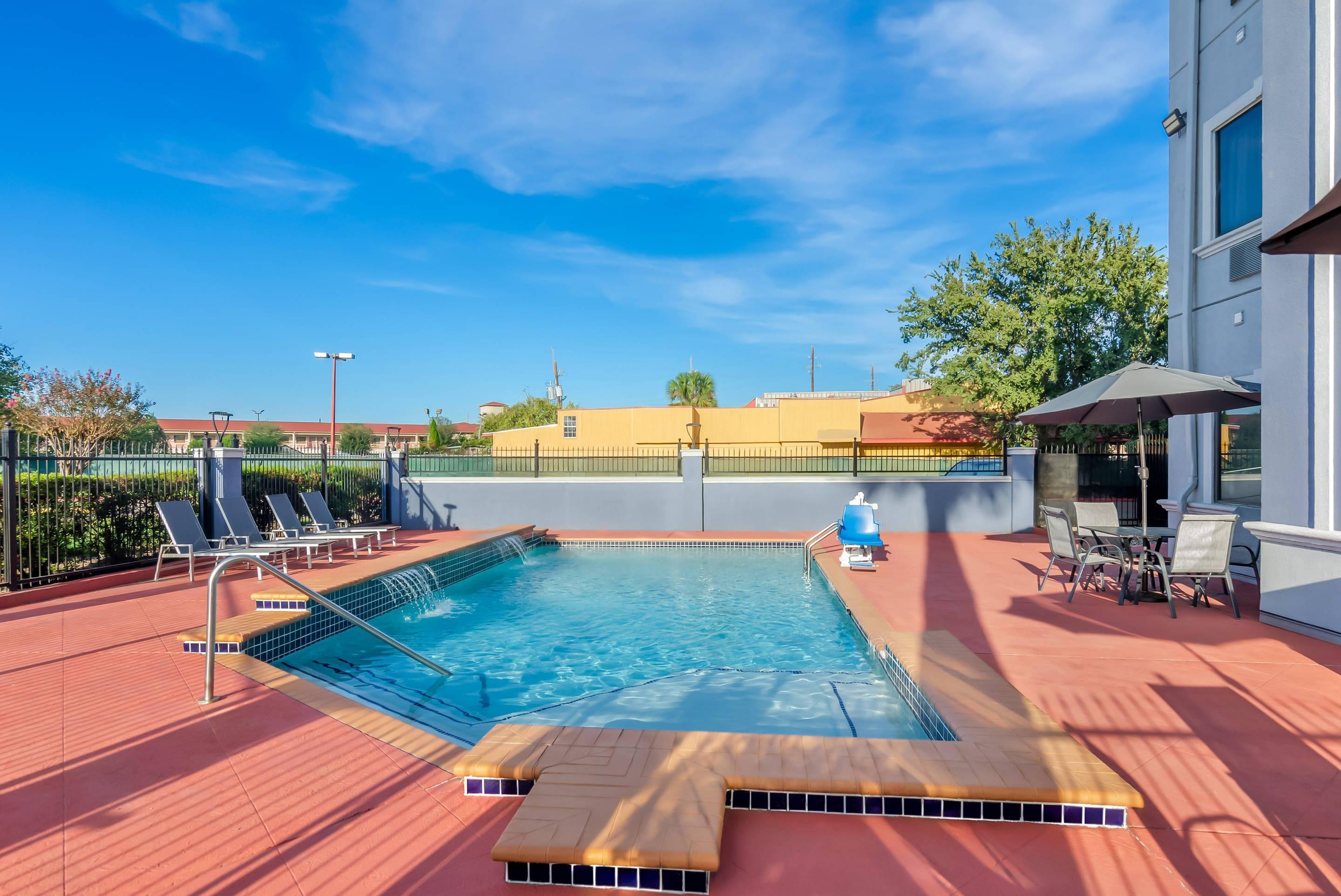 Outdoor pool | Quality Suites Houston NW Cy-Fair