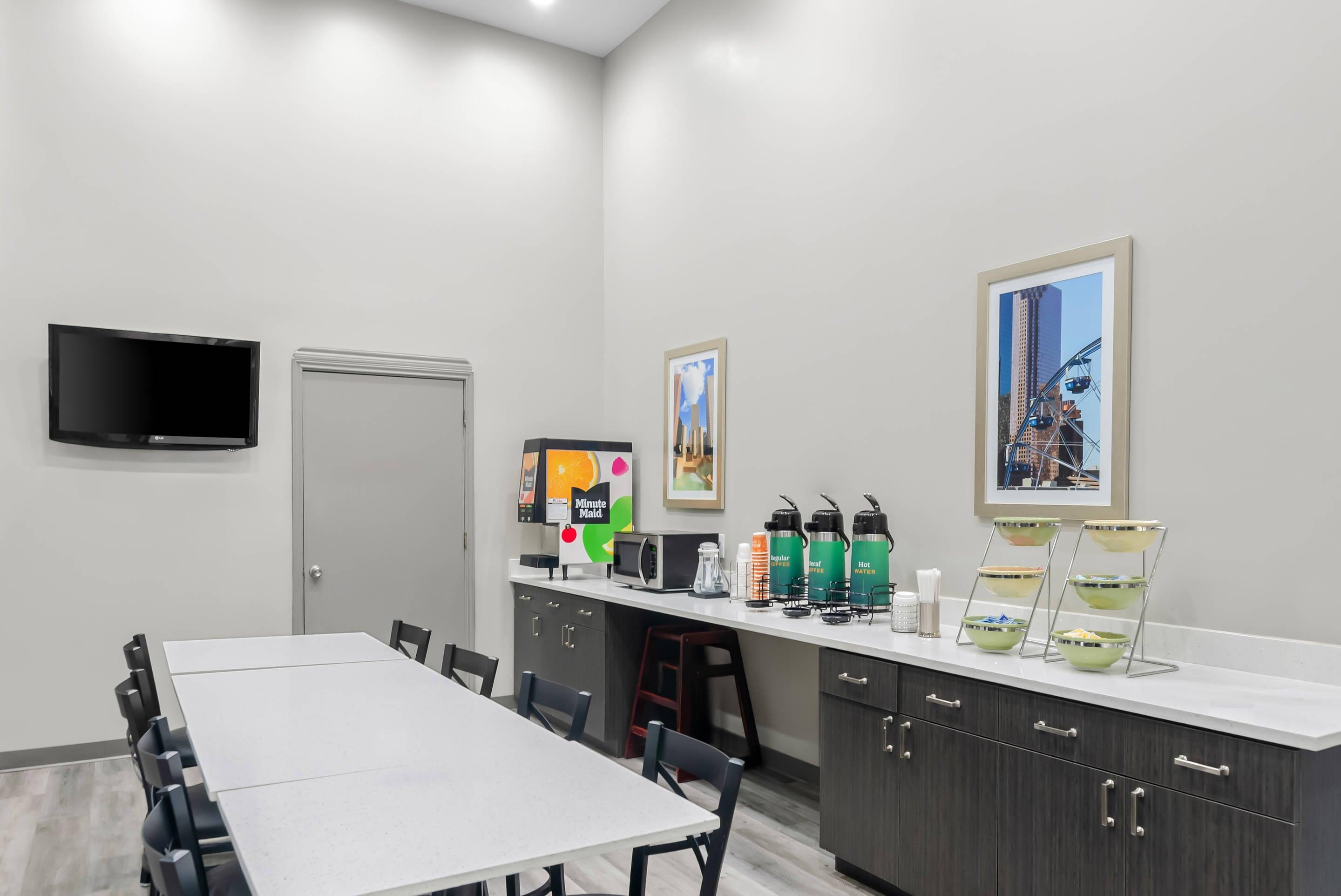 Breakfast area | Quality Suites Houston NW Cy-Fair