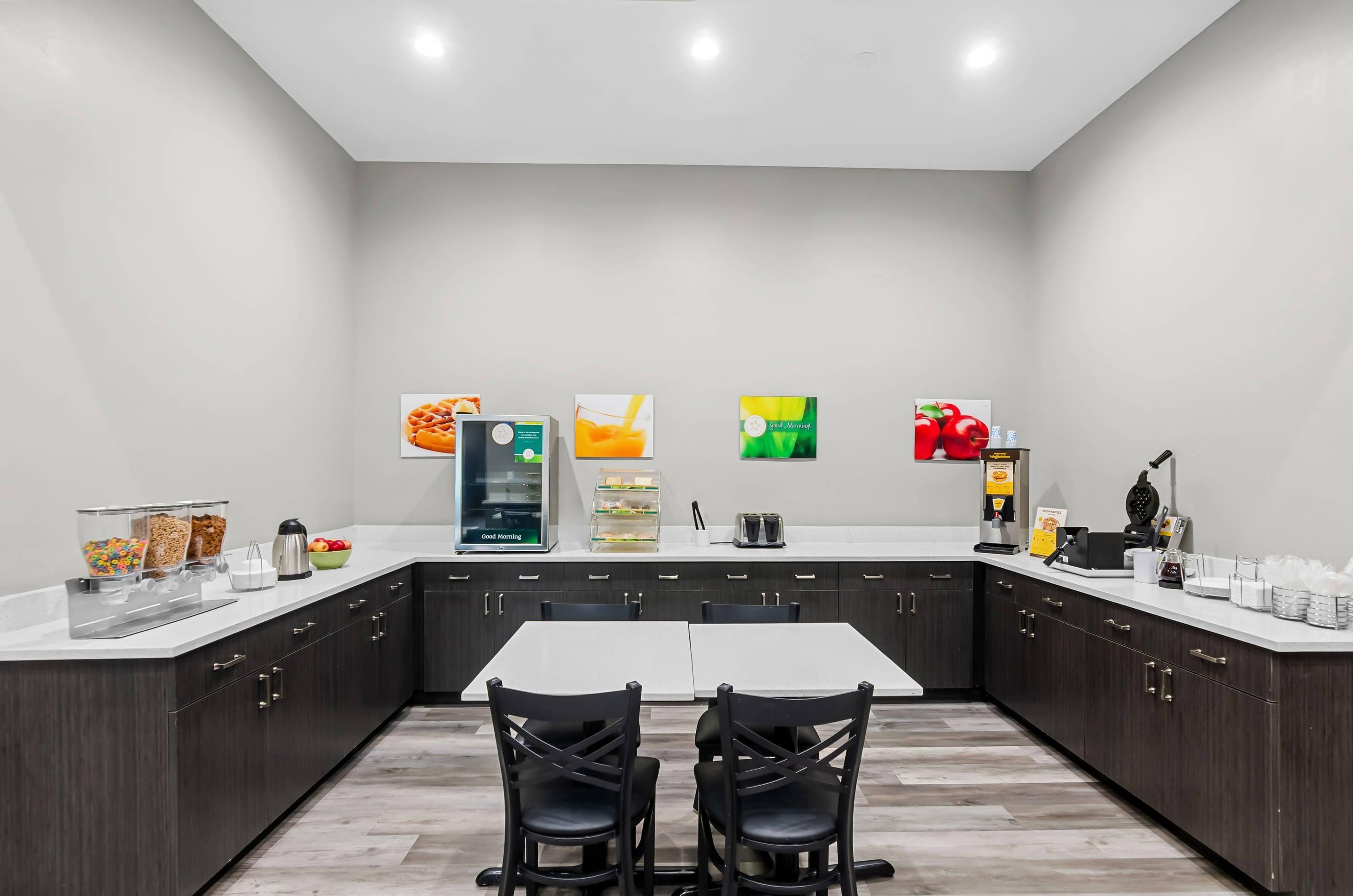 Breakfast area | Quality Suites Houston NW Cy-Fair