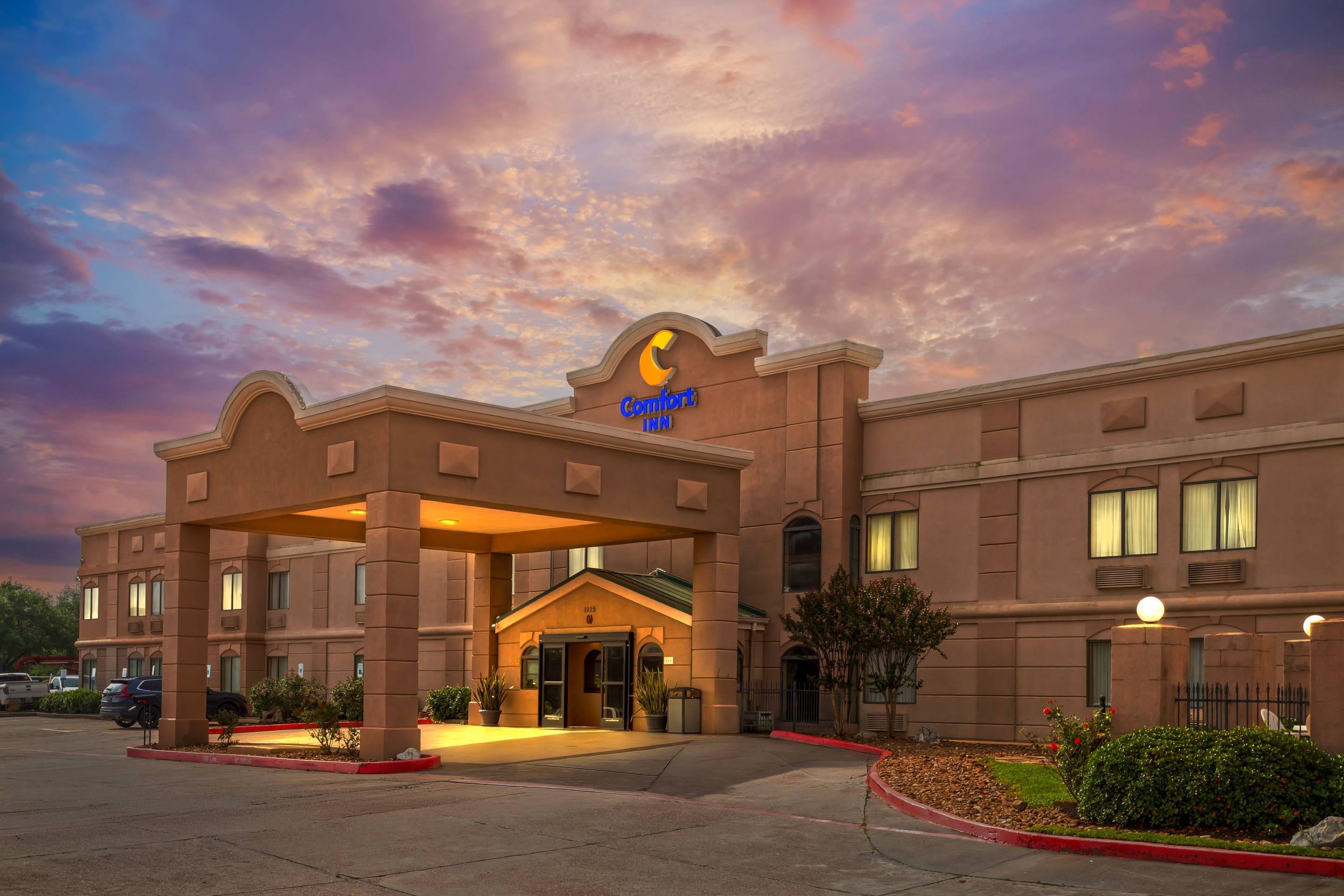 Hotel at night | Comfort Inn North Conroe
