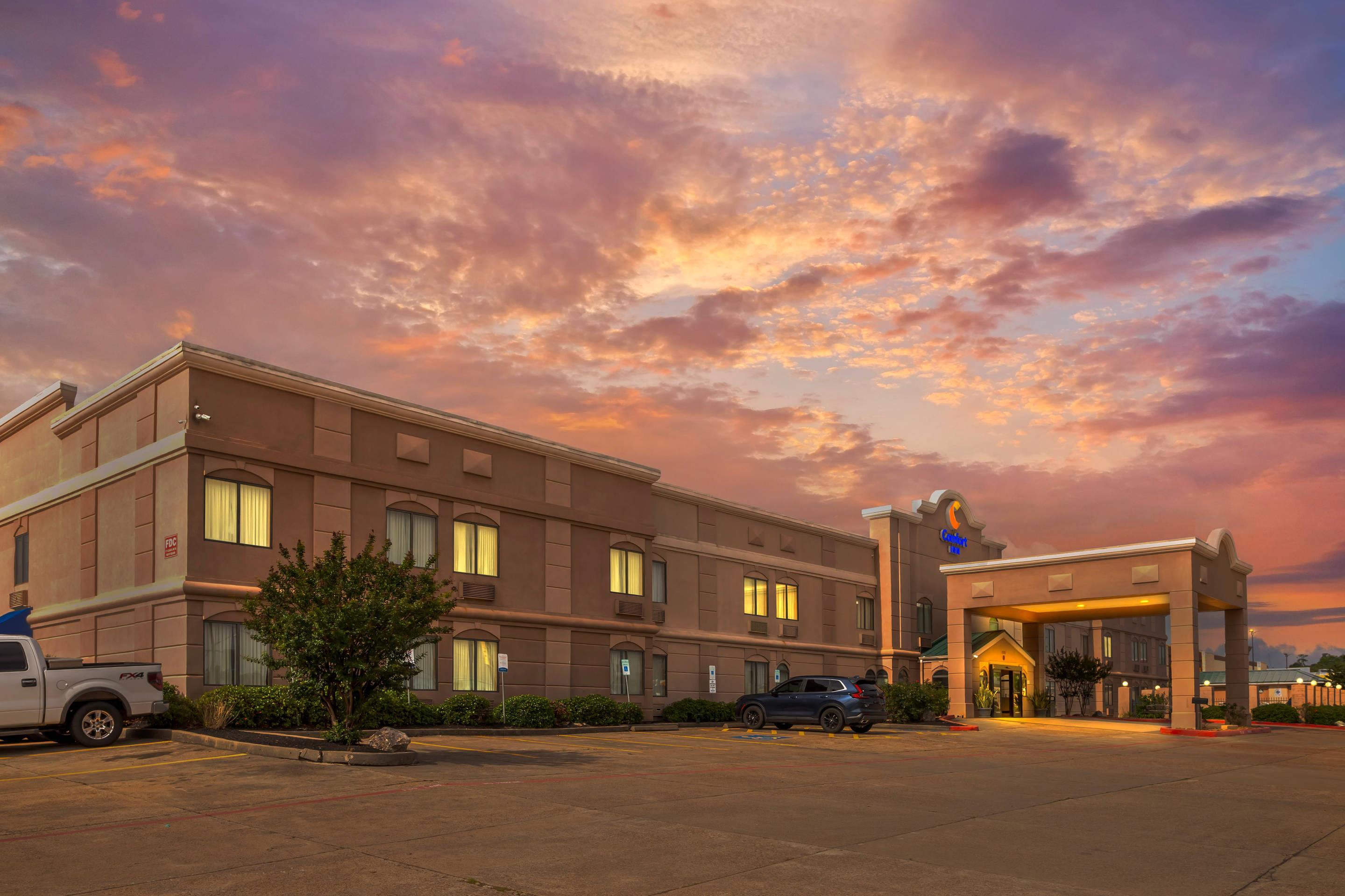 Hotel at night | Comfort Inn North Conroe