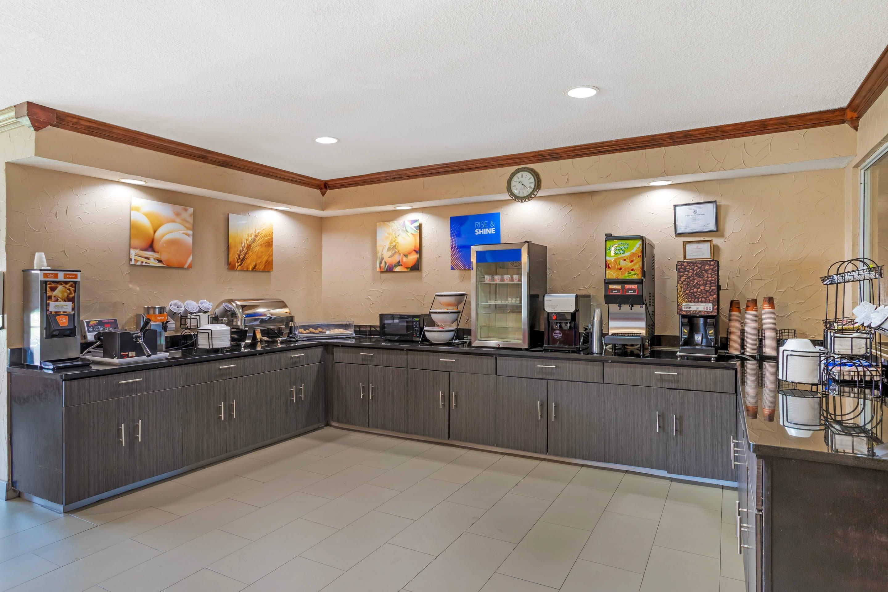 Breakfast area | Comfort Inn North Conroe